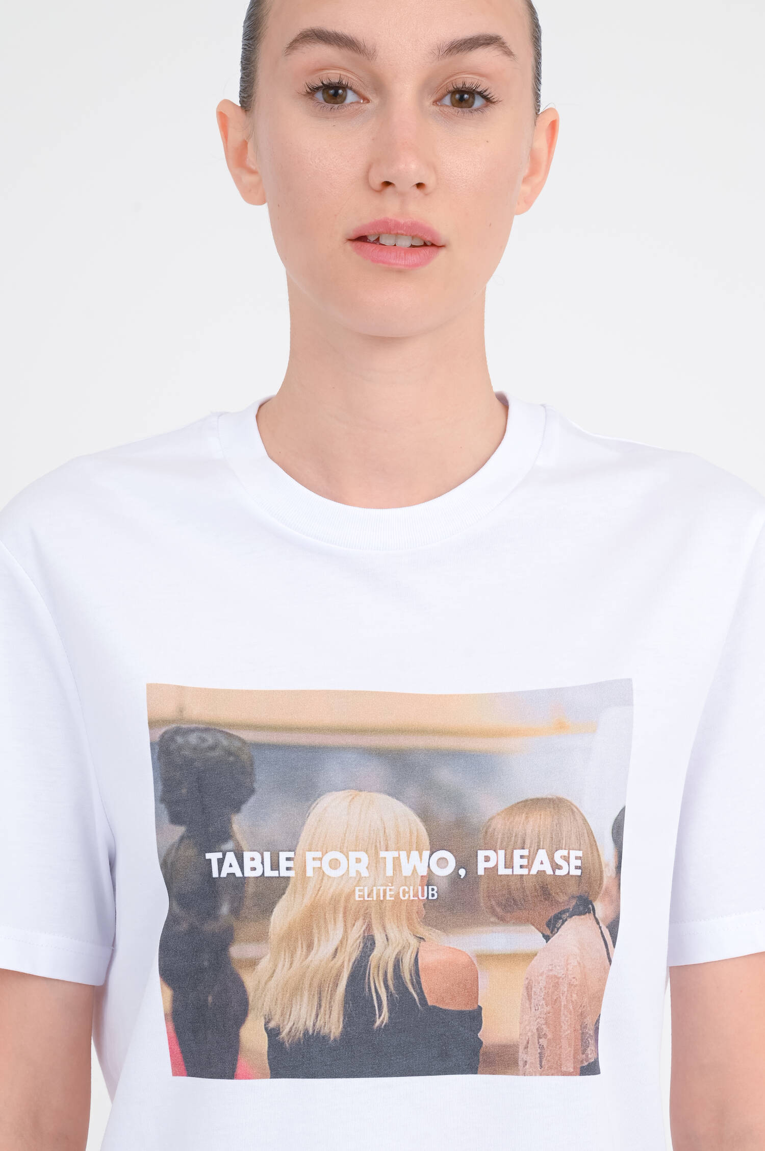 T-Shirt TABLE FOR TWO-Schriftzug in Weiß T-Shirt TABLE FOR TWO-Schriftzug in Weiß