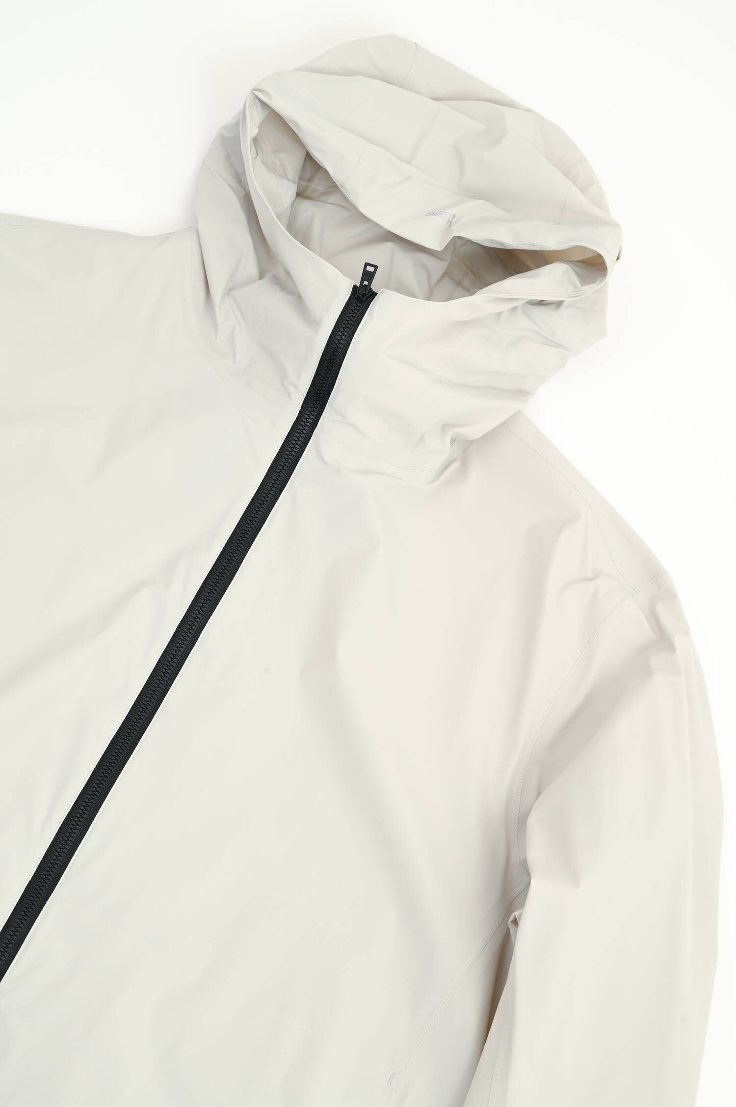 Leichte Jacke mit Kapuze in Chantilly Leichte Jacke mit Kapuze in Chantilly