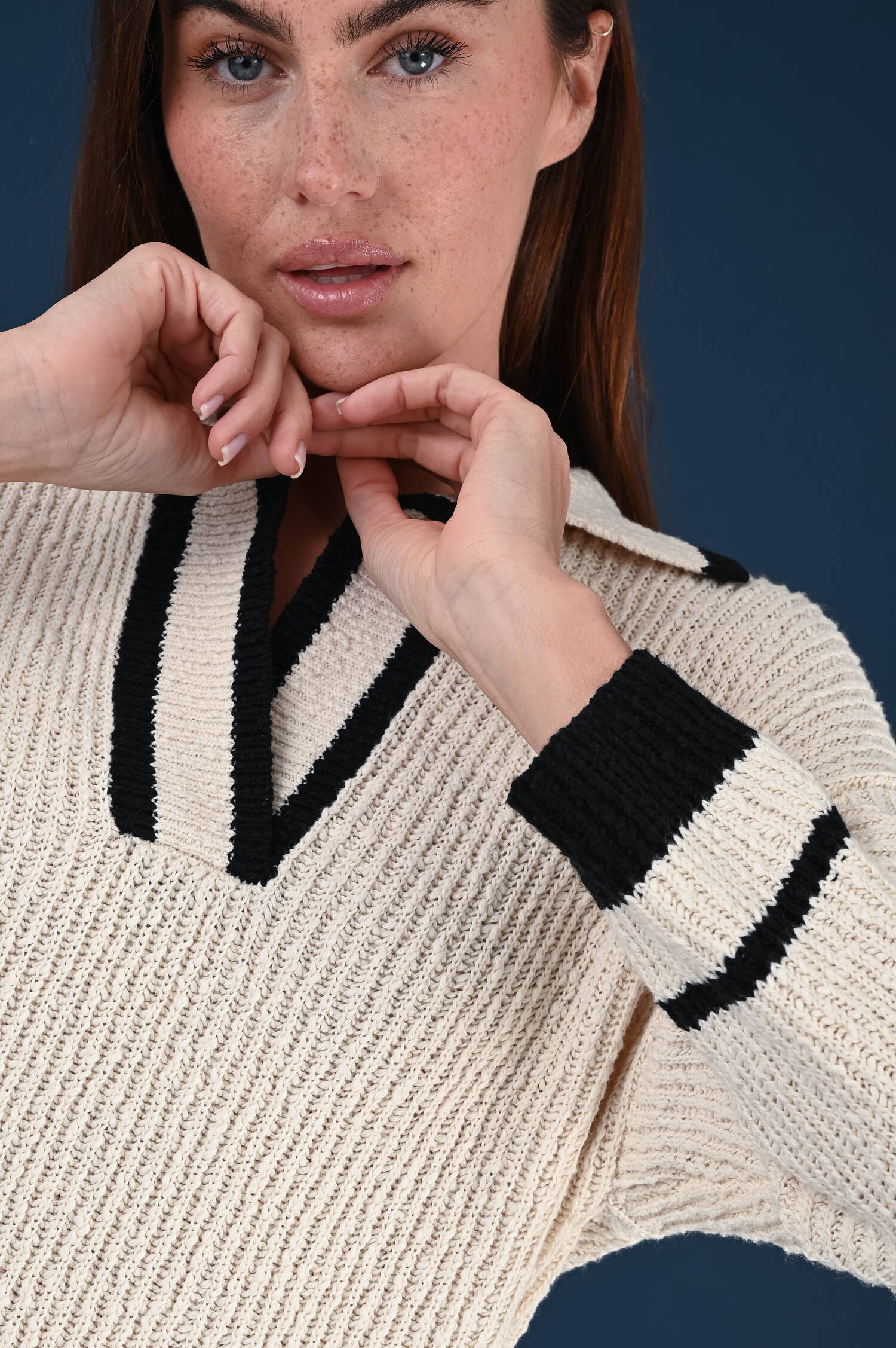 V-Neck Pullover mit Kontraststreifen in Creambeige