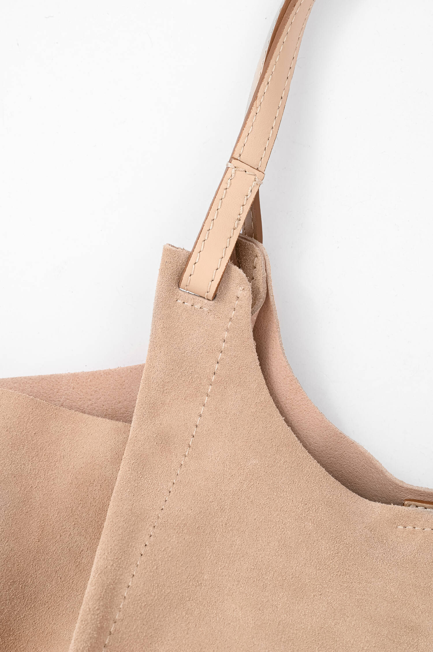 Shopper DUA aus Veloursleder in Nude Shopper DUA aus Veloursleder in Nude