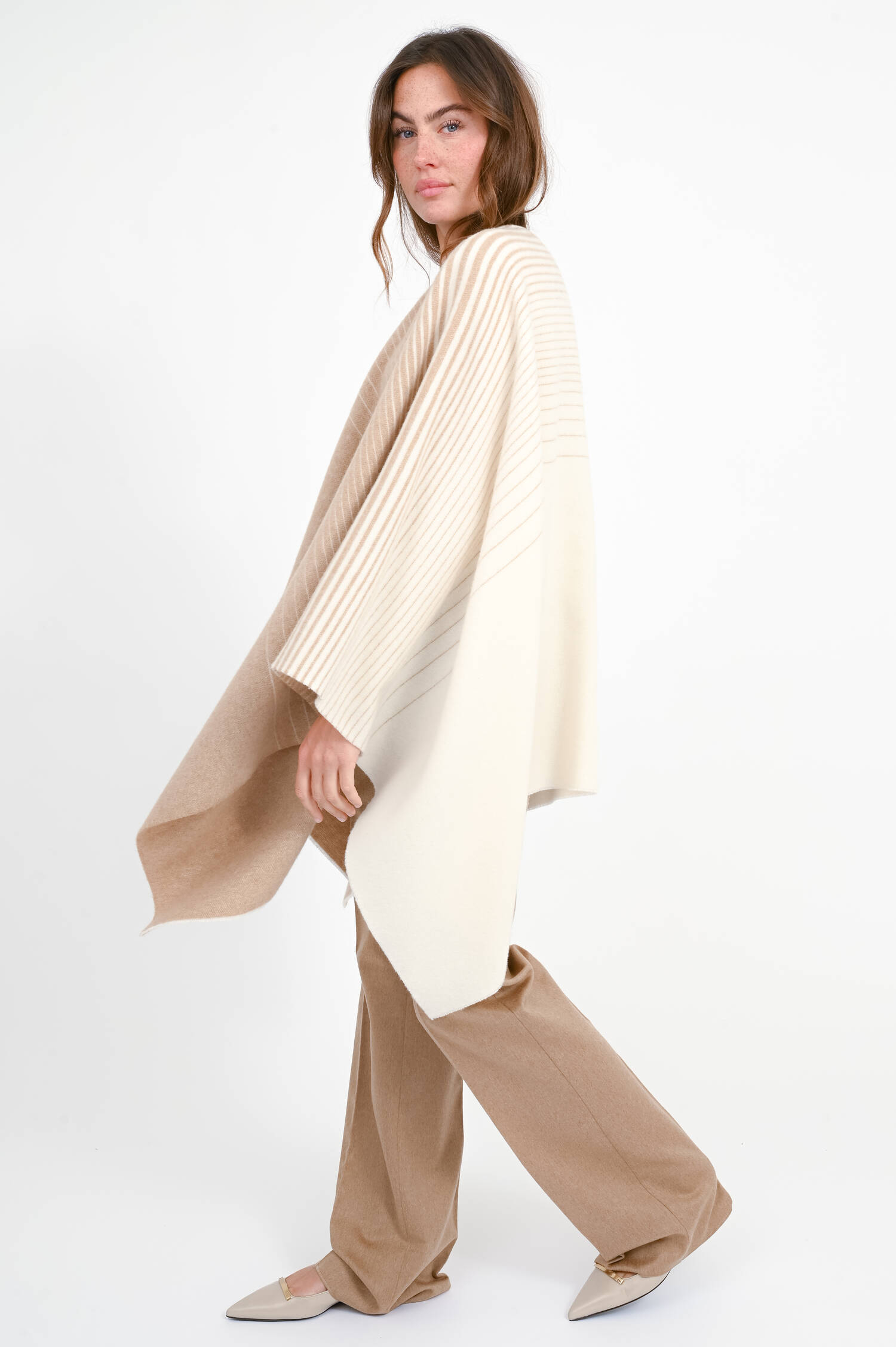 Gestreiftes Cape BRENTA aus Woll-Mix in Kamel Gestreiftes Cape BRENTA aus Woll-Mix in Kamel