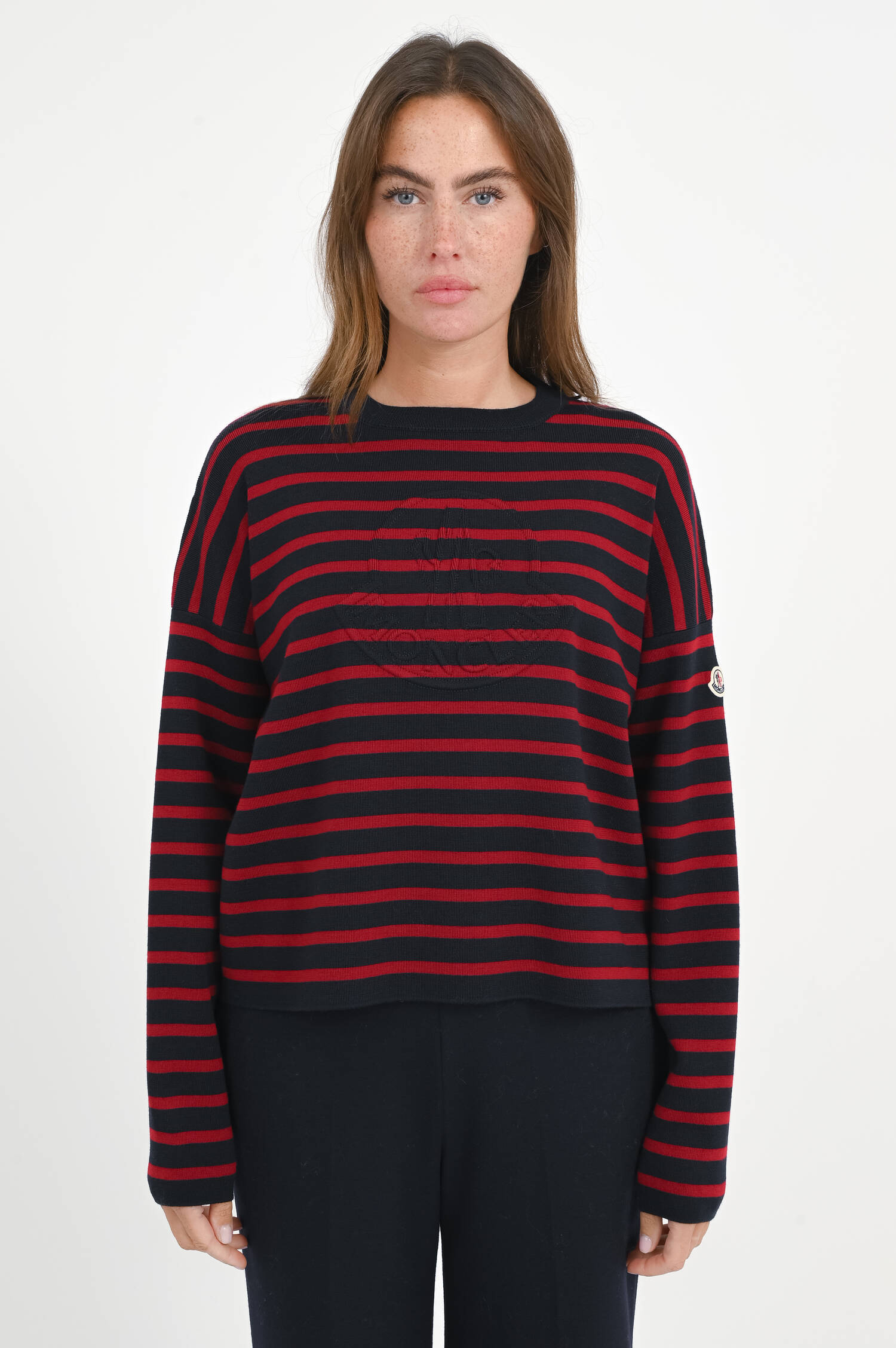 Wollpullover mit Logoprägung in Navy/Rot