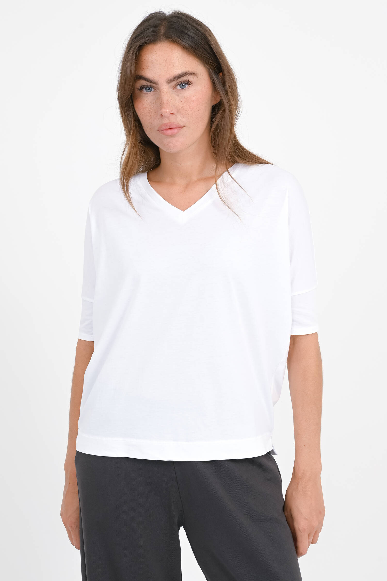 T-Shirt DAHLIA mit V-Neck in Weiß