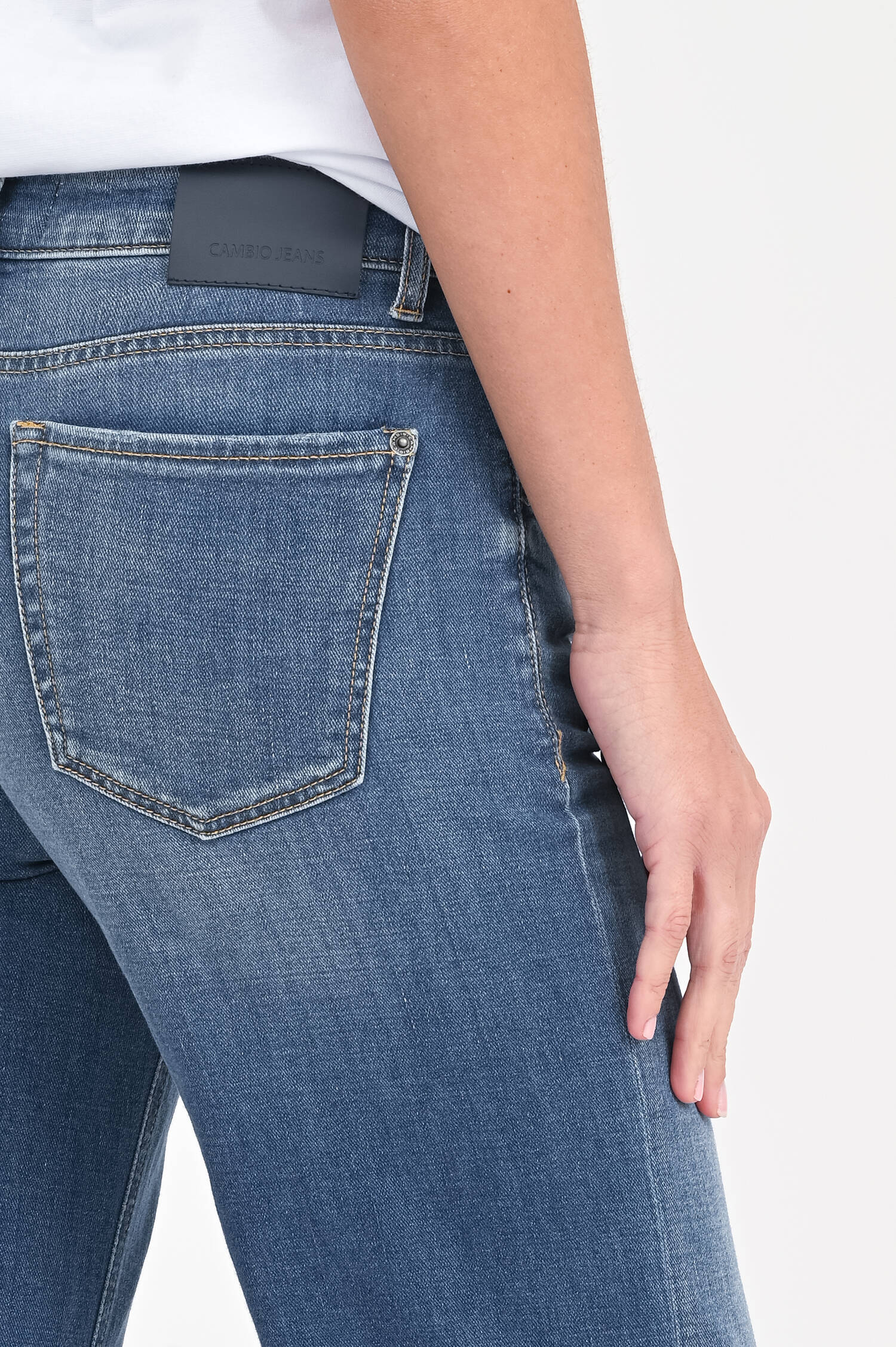 Jeans mit ausgestelltem Bein in Mittelblau