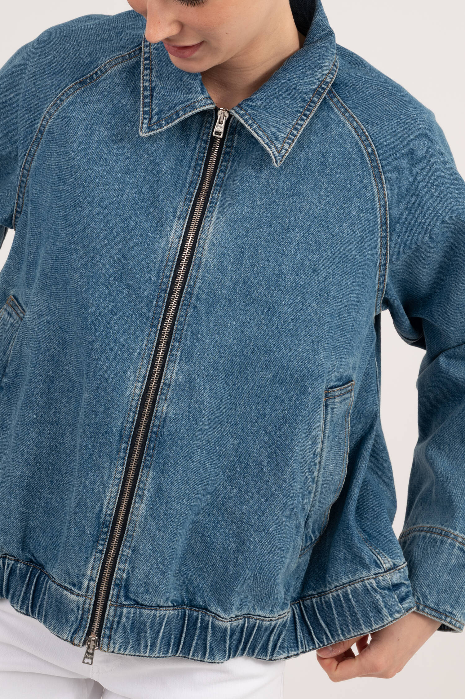 Denim-Jacke mit Reißverschluss in Mittelblau Denim-Jacke mit Reißverschluss in Mittelblau
