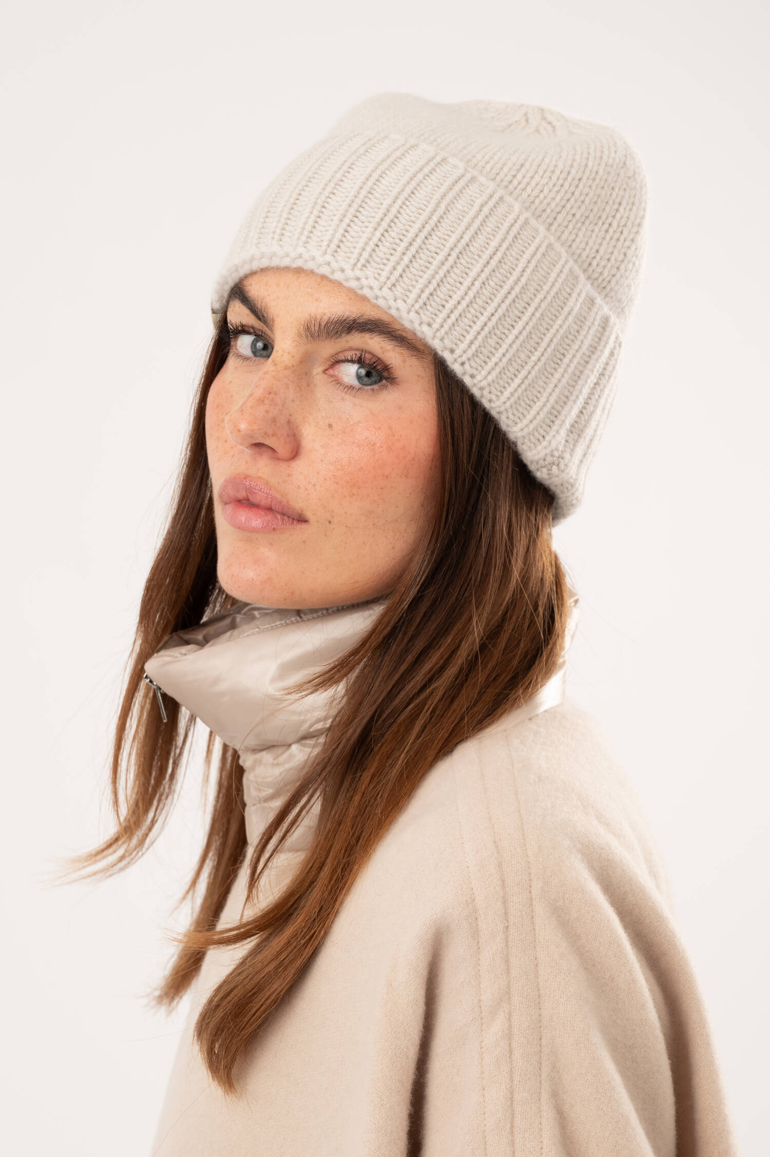 Cashmere-Glattstrick-Beanie in Greige