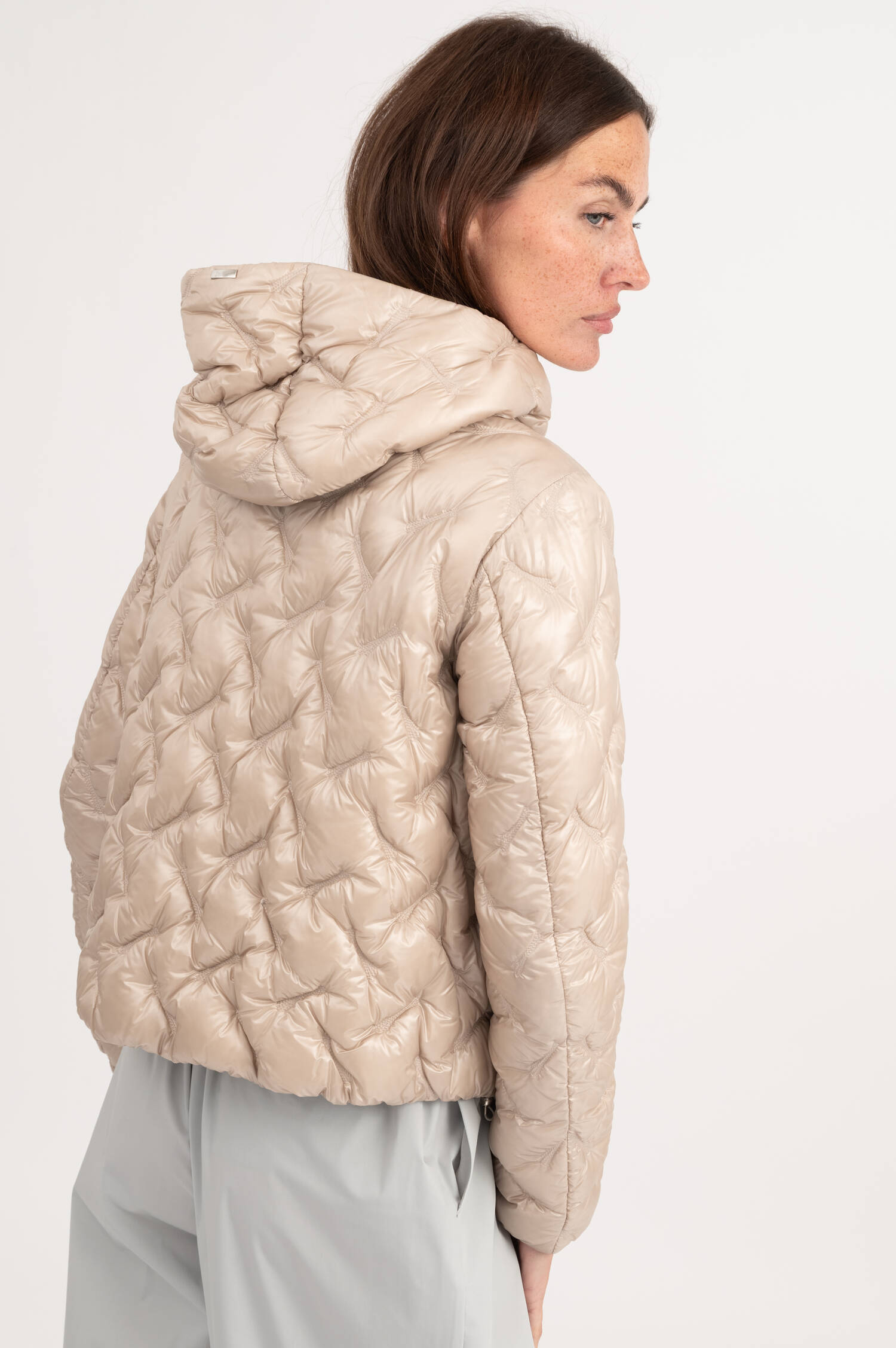 Daunenjacke mit Kapuze in Beige Daunenjacke mit Kapuze in Beige
