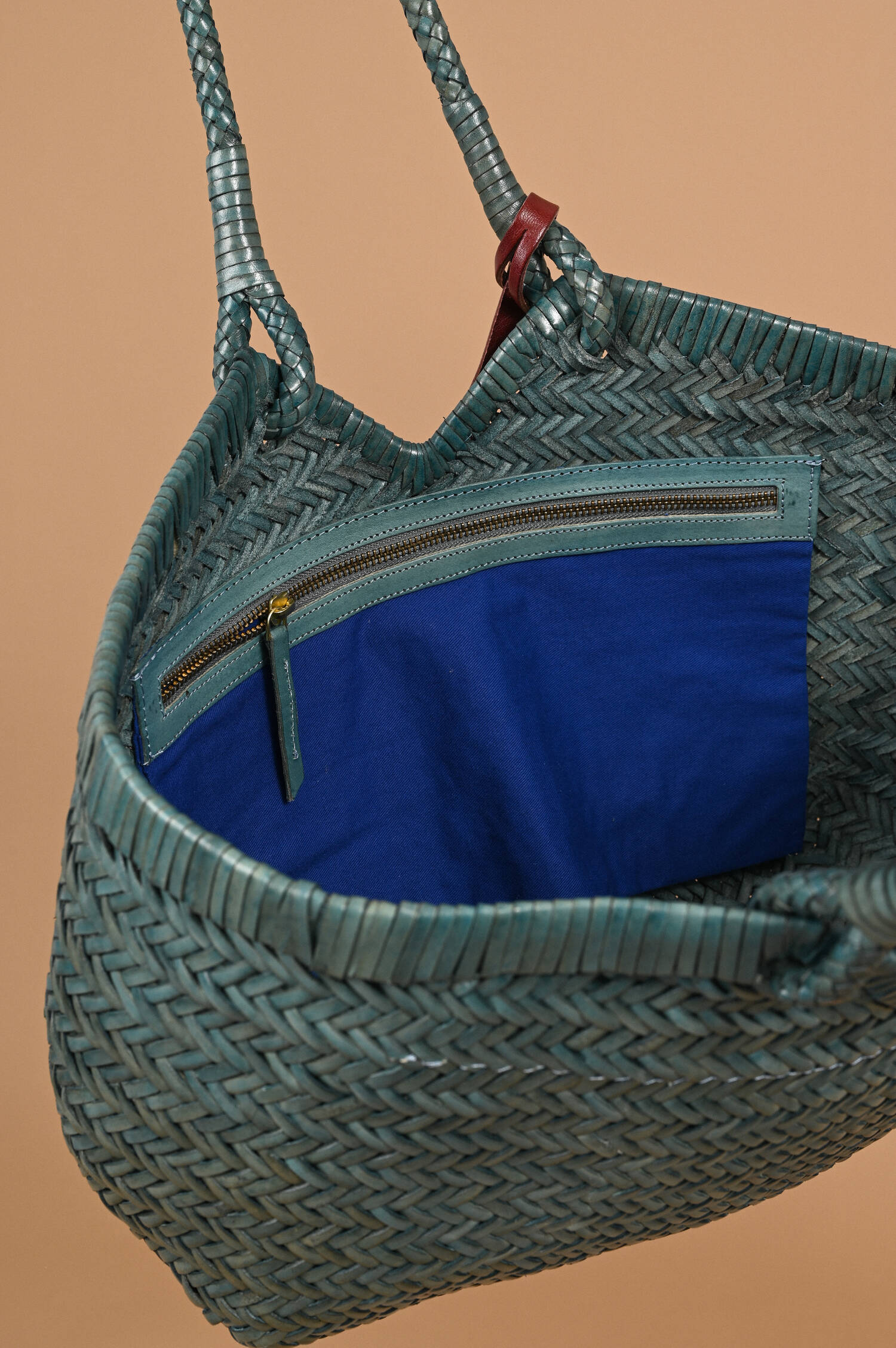 Leder Flecht Tote Bag CRUDELIA in Hellblau Leder Flecht Tote Bag CRUDELIA in Hellblau