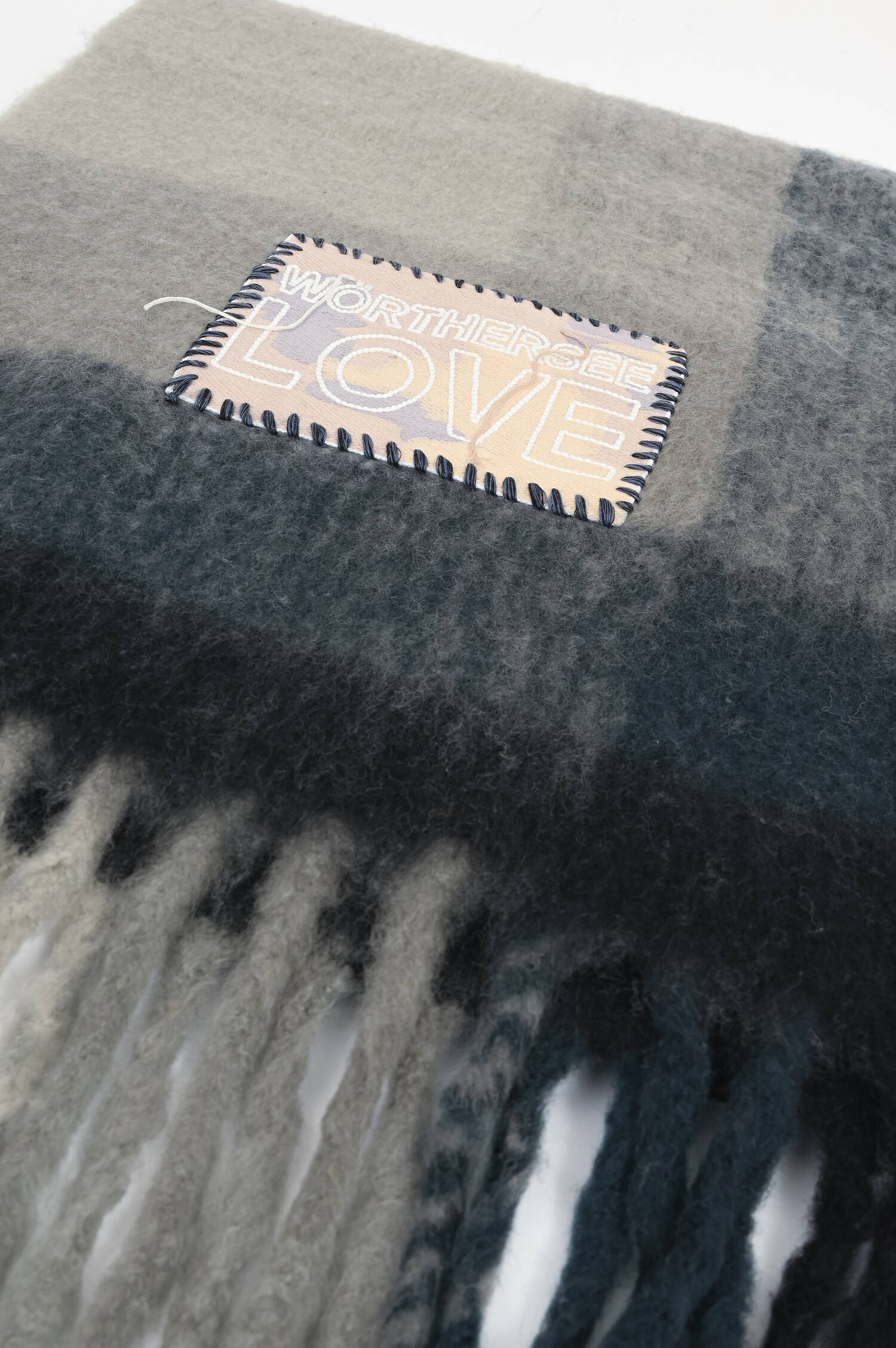 Schal mit WÖRTHERSEE LOVE Patch in Grau/Blau Schal mit WÖRTHERSEE LOVE Patch in Grau/Blau