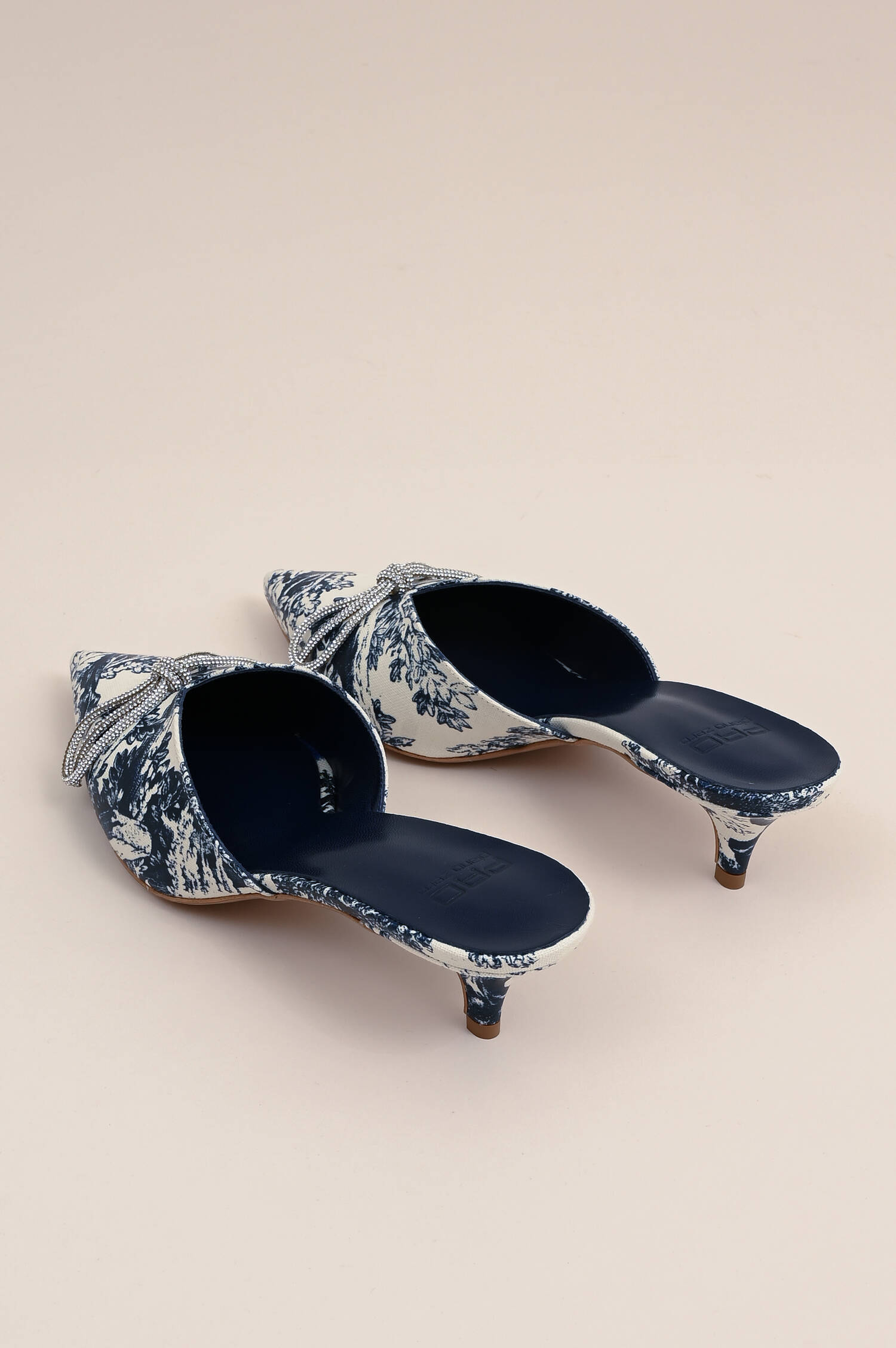 Gemusterte Kitten Heels in Blau/Weiß