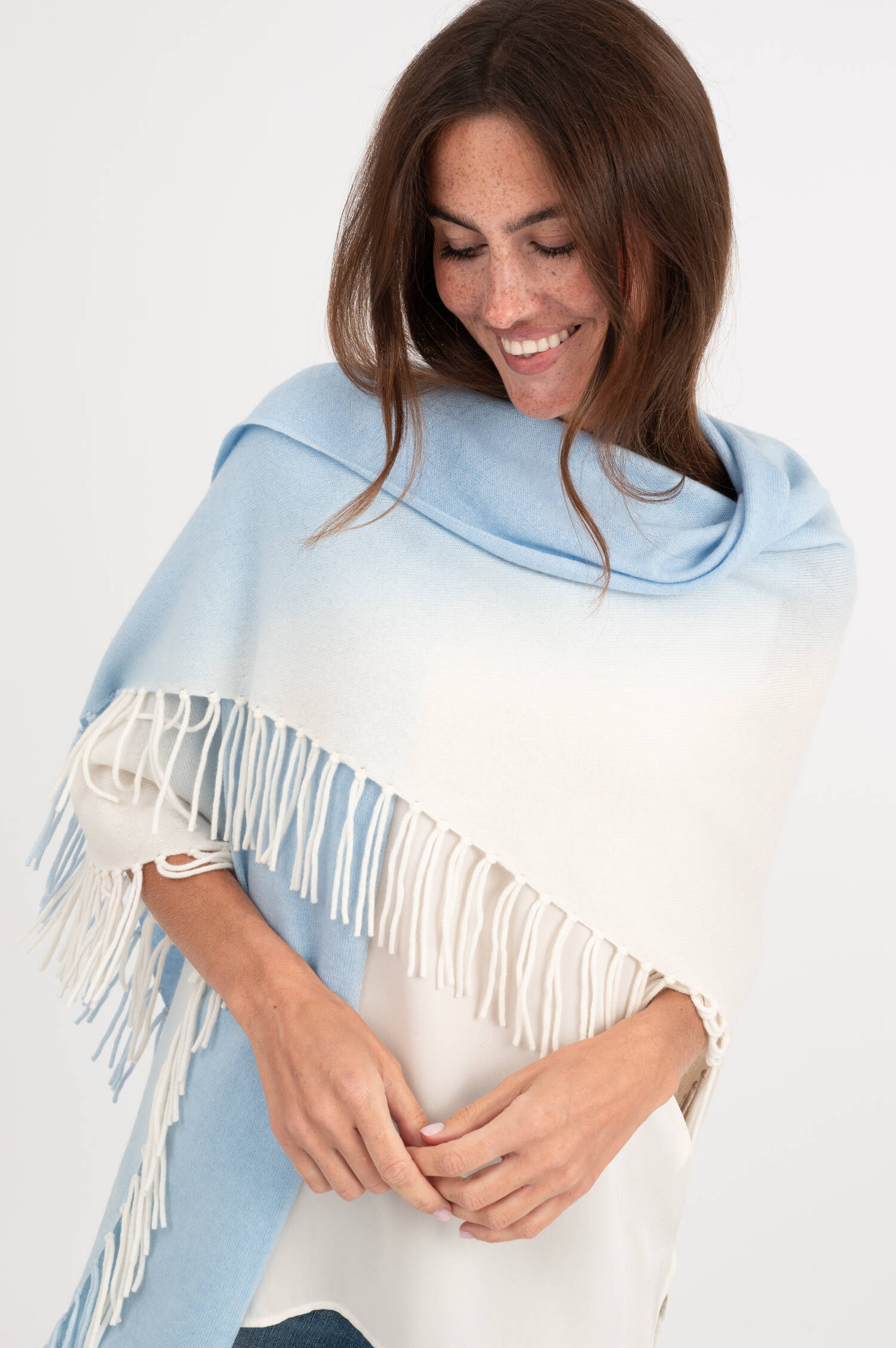 Woll-Mix Dreieckstuch in Hellblau/Creme Woll-Mix Dreieckstuch in Hellblau/Creme
