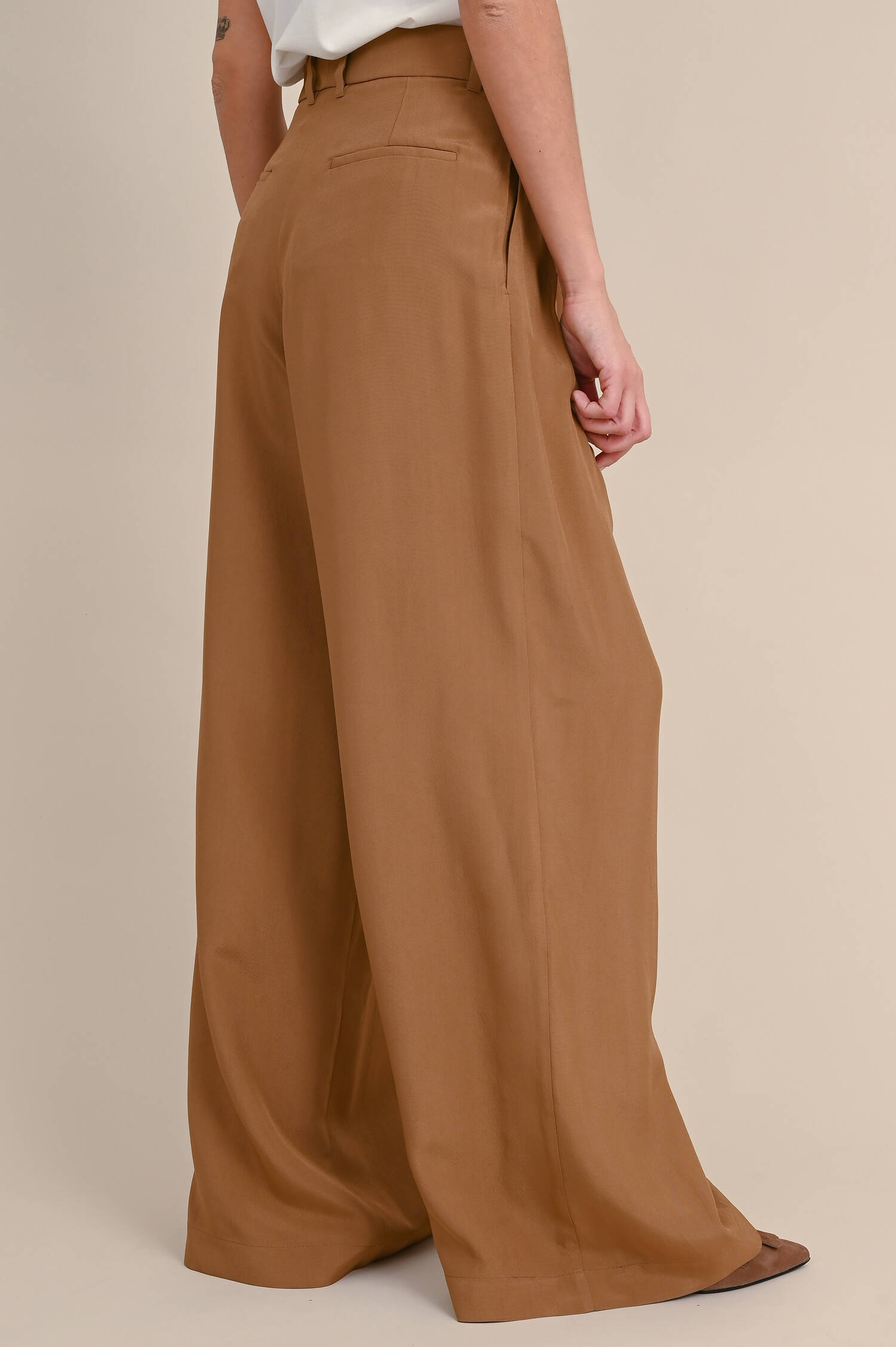 Hose aus Viskose-Crepé in Camel