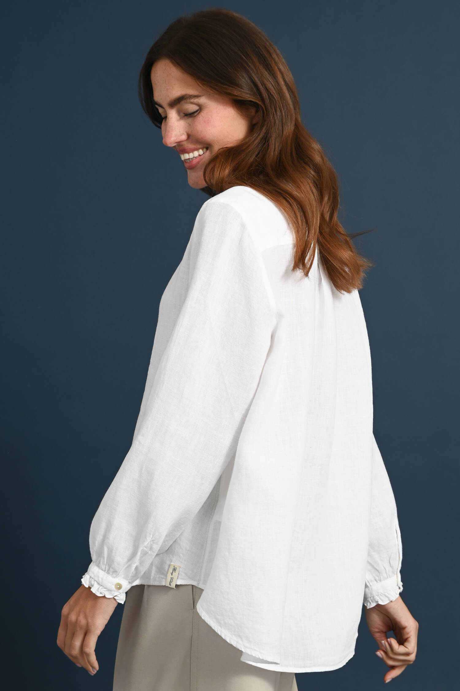Leinenbluse mit Rüschenkragen in Weiß Leinenbluse mit Rüschenkragen in Weiß