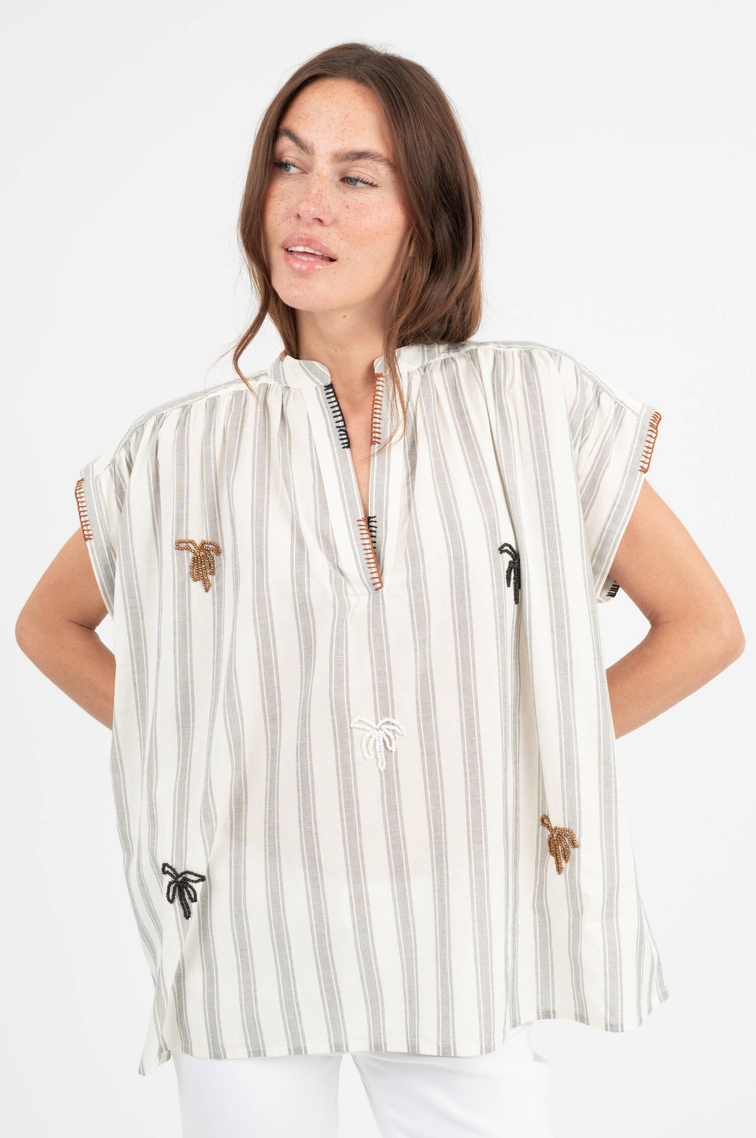 Bluse mit Perlen-Applikation in Ecru/Schwarz