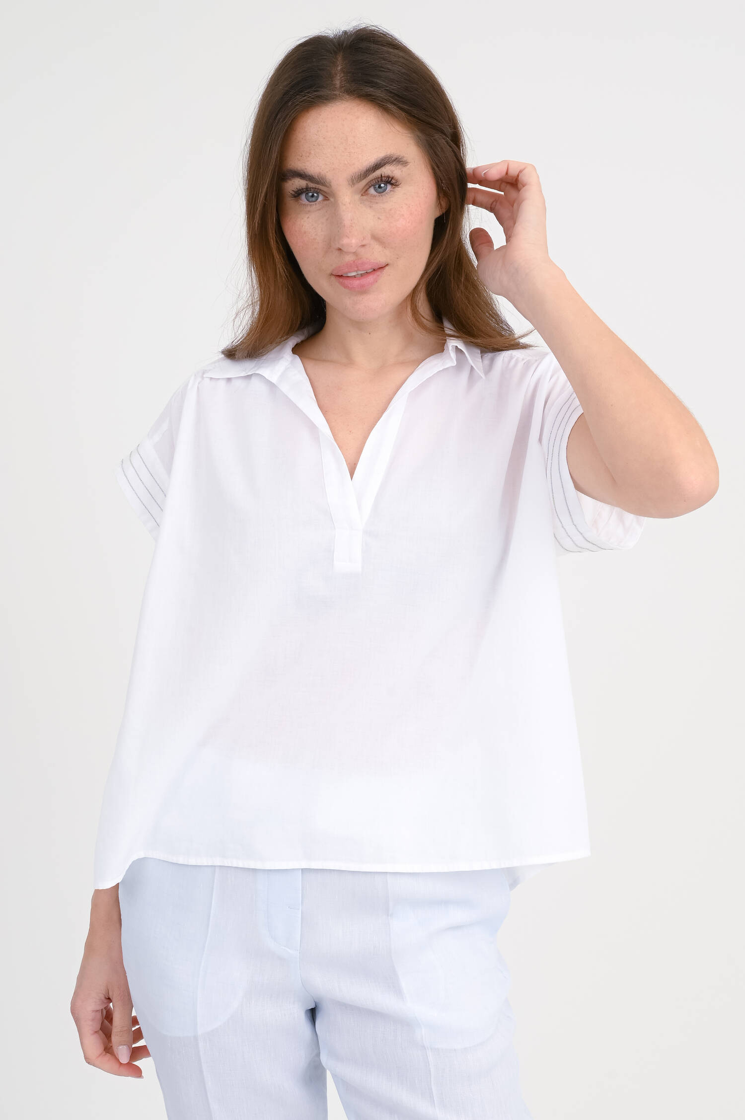 Kurzarm-Bluse mit Perlen-Details in Weiß Kurzarm-Bluse mit Perlen-Details in Weiß