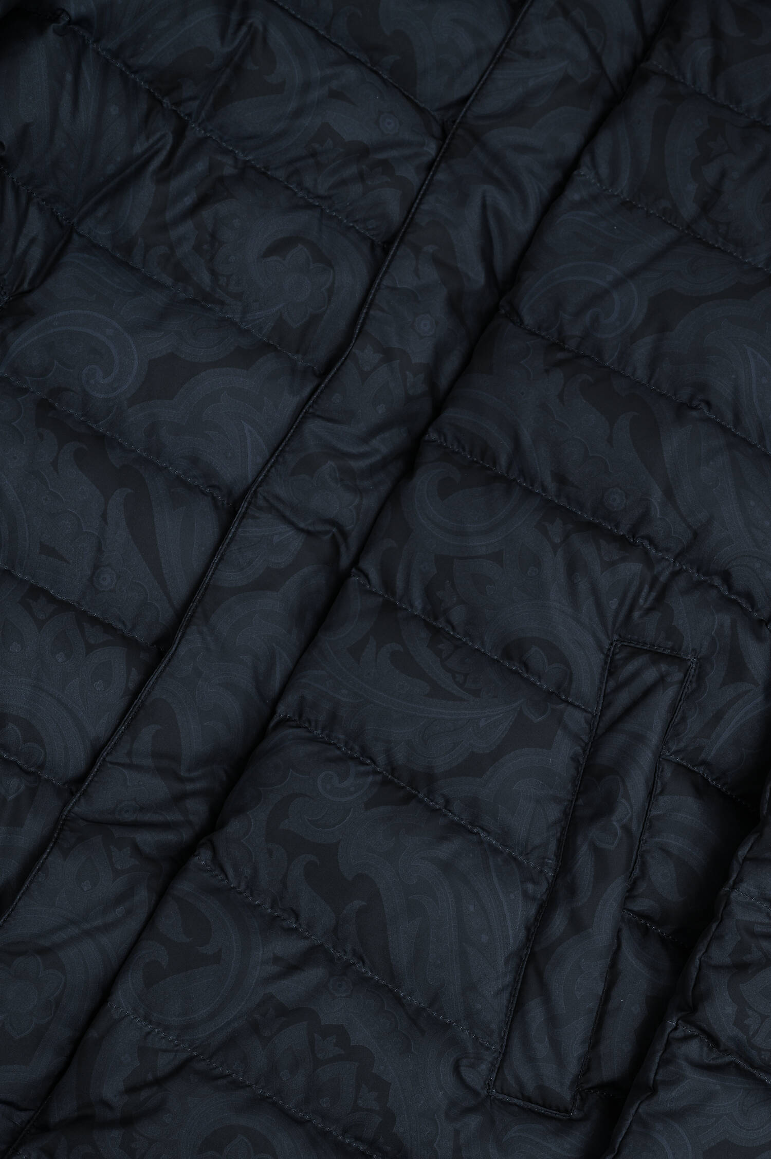 Gemusterte Daunenjacke in Midnight Gemusterte Daunenjacke in Midnight