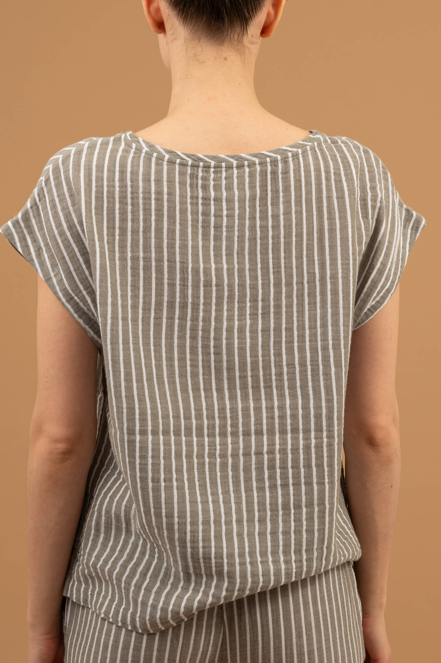 Boxy Musselin-Shirt in Light Olive/Weiß