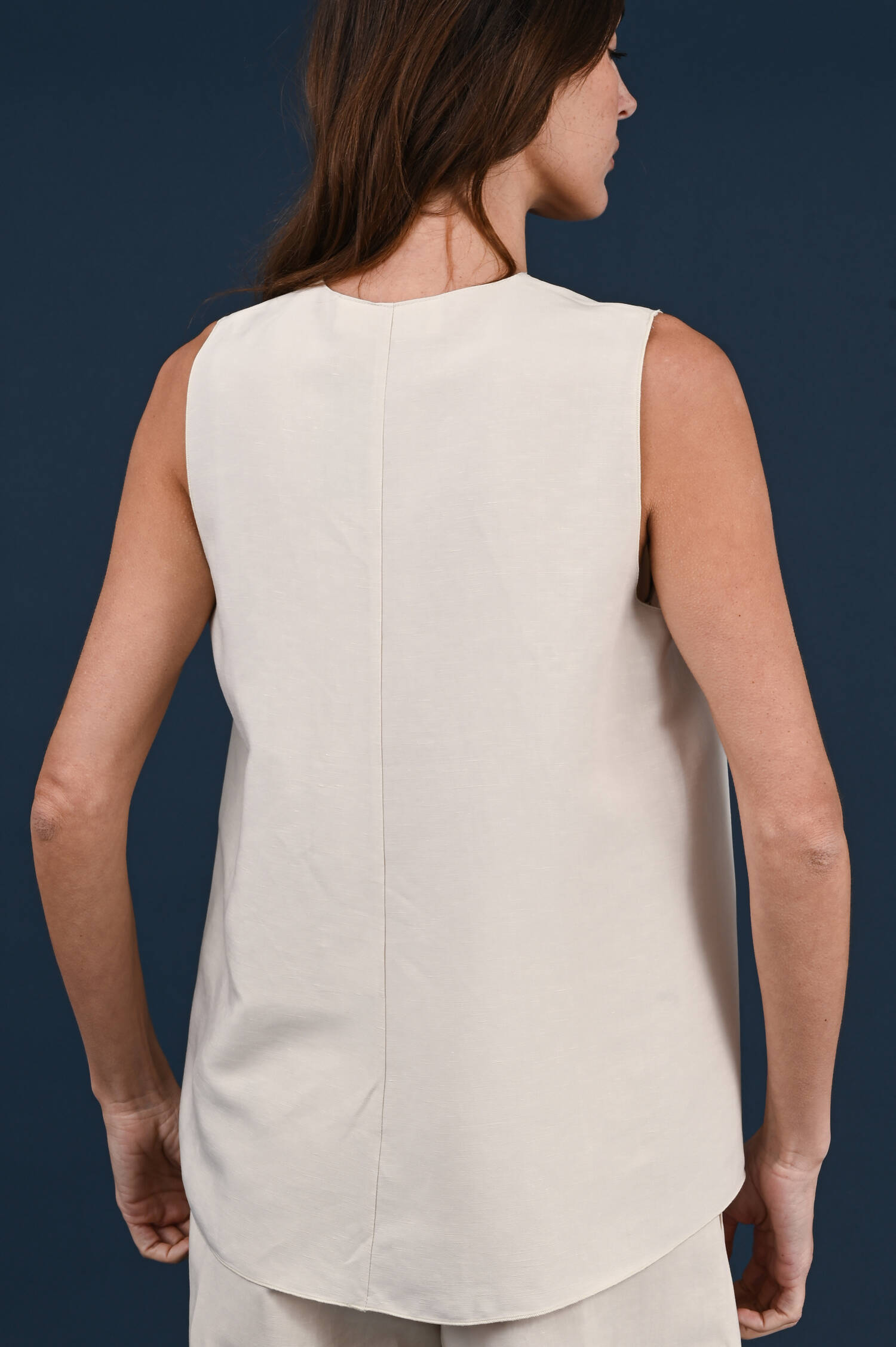 Ärmelloses Top mit V-Neck in Gessobeige Ärmelloses Top mit V-Neck in Gessobeige