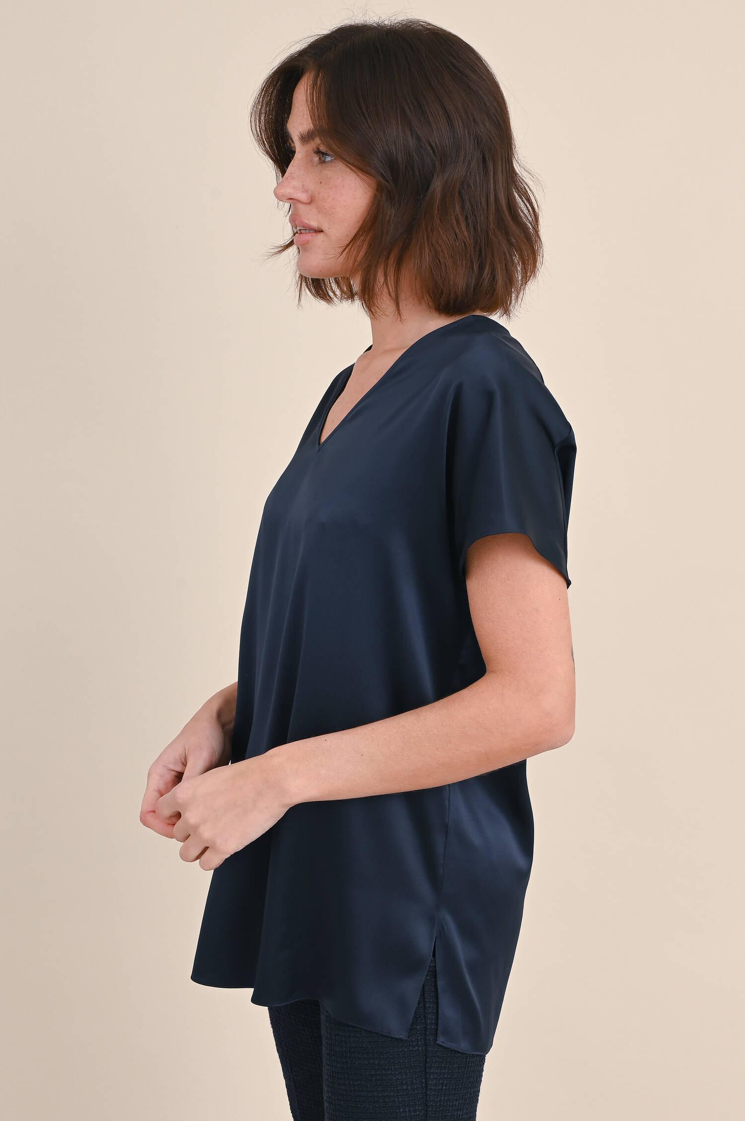 Seidenshirt mit V-Ausschnitt in Navy
