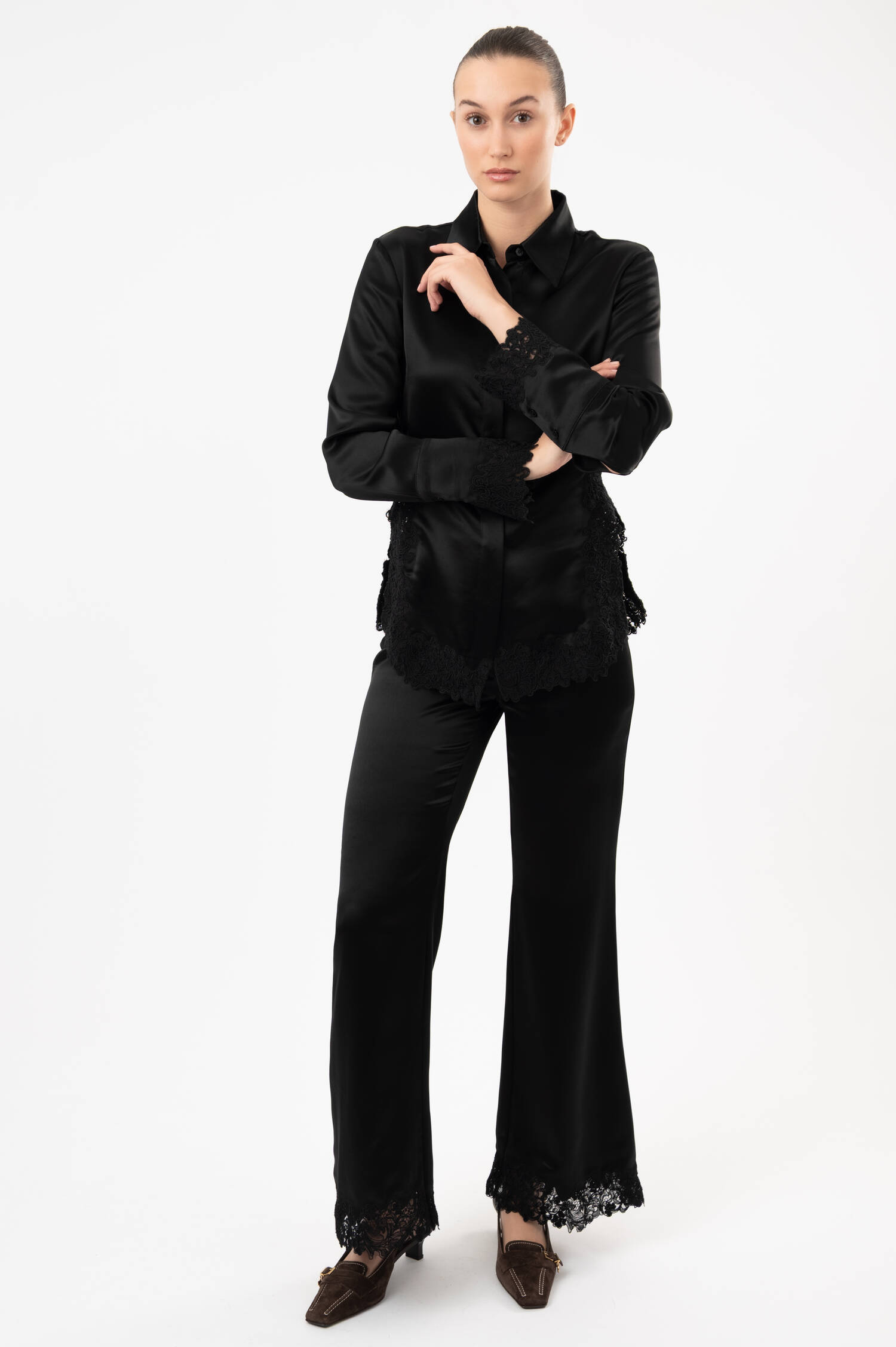 Satin-Bluse MALOU mit Spitzeneinsatz in Schwarz Satin-Bluse MALOU mit Spitzeneinsatz in Schwarz