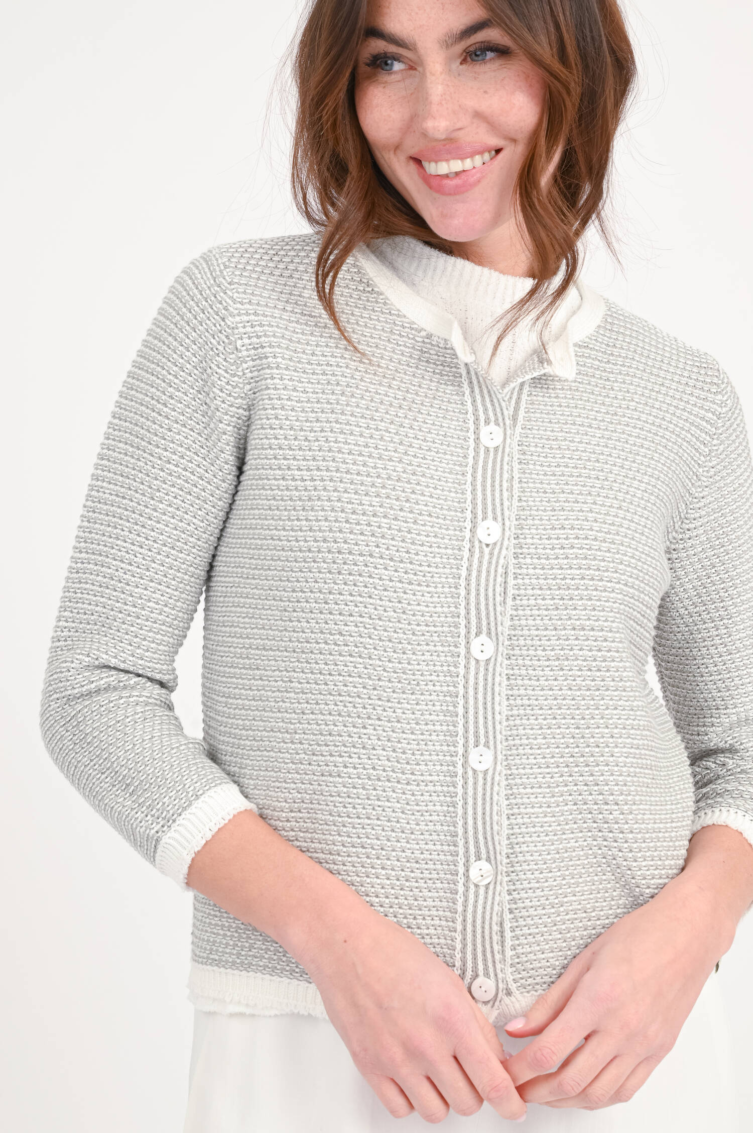 Strickweste aus Baumwolle in Graugrün/Weiß