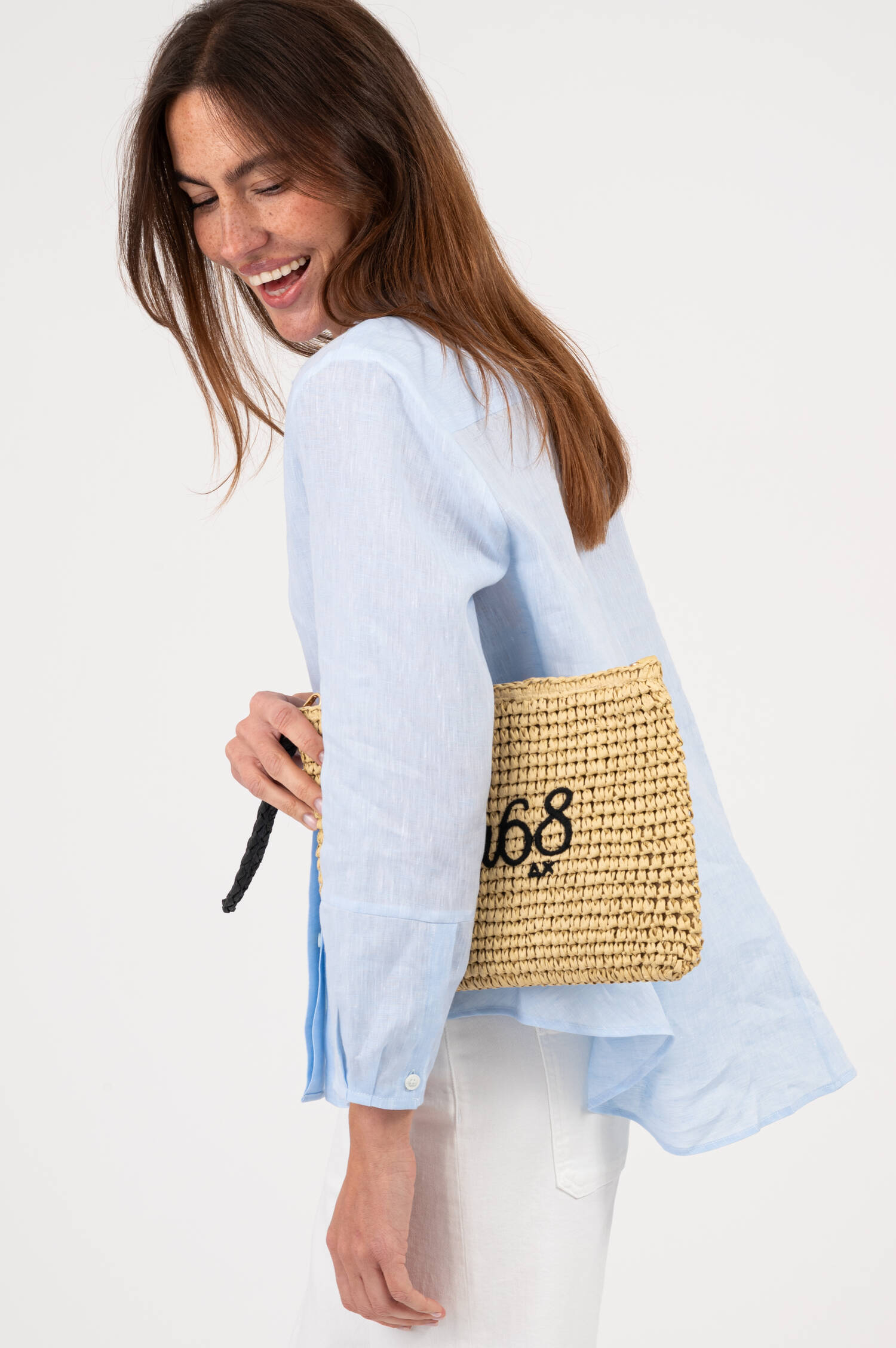 Pochette mit Label-Stickerei in Beige/Schwarz