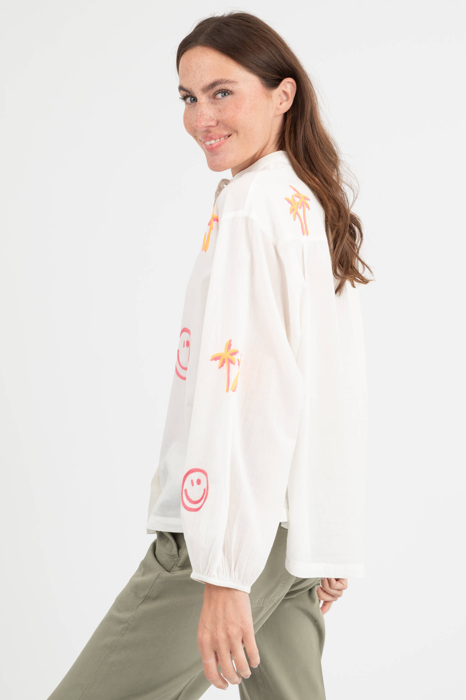 Bluse mit buntem Stick in Weiß
