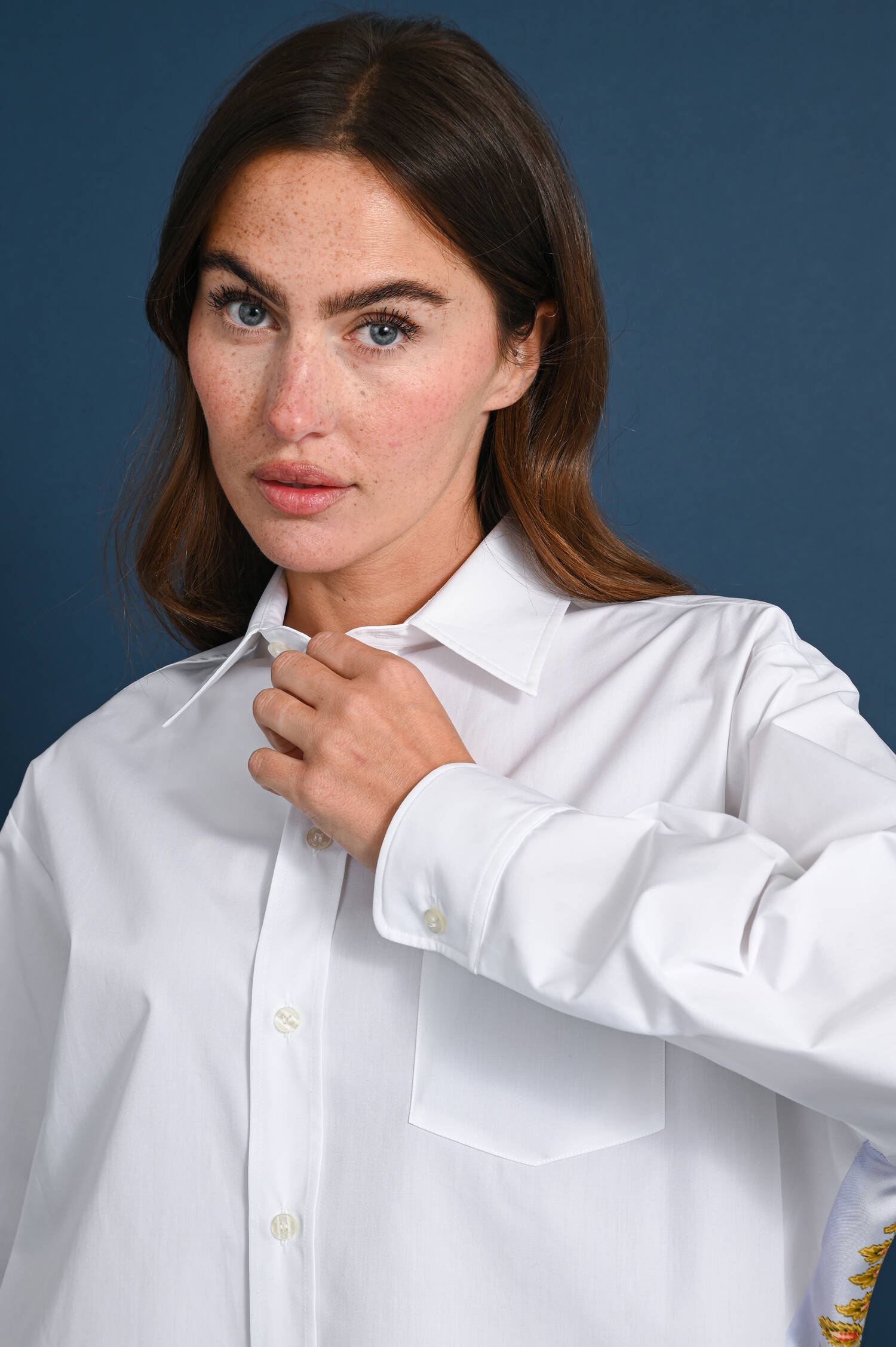 Bluse mit Seiden-Naturmotiv in Weiß
