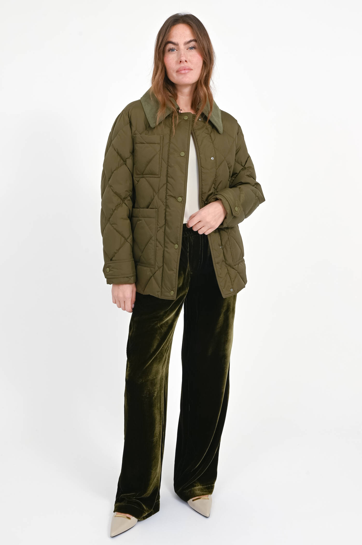 Daunenjacke mit Cord-Hemdkragen in Oliv Daunenjacke mit Cord-Hemdkragen in Oliv