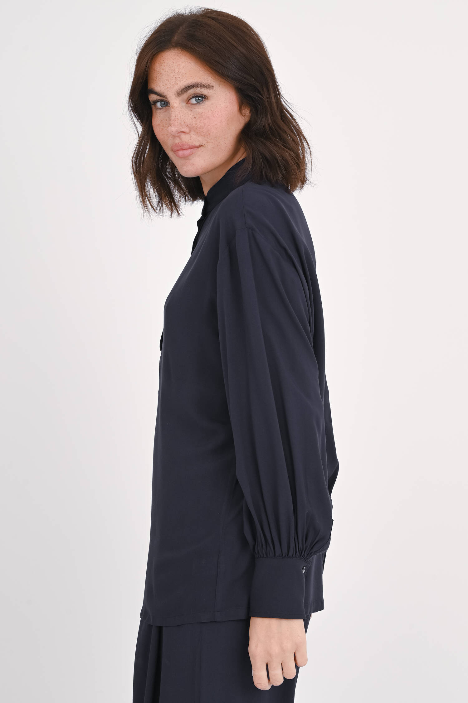 Fließende Bluse mit Stehkragen in Navy