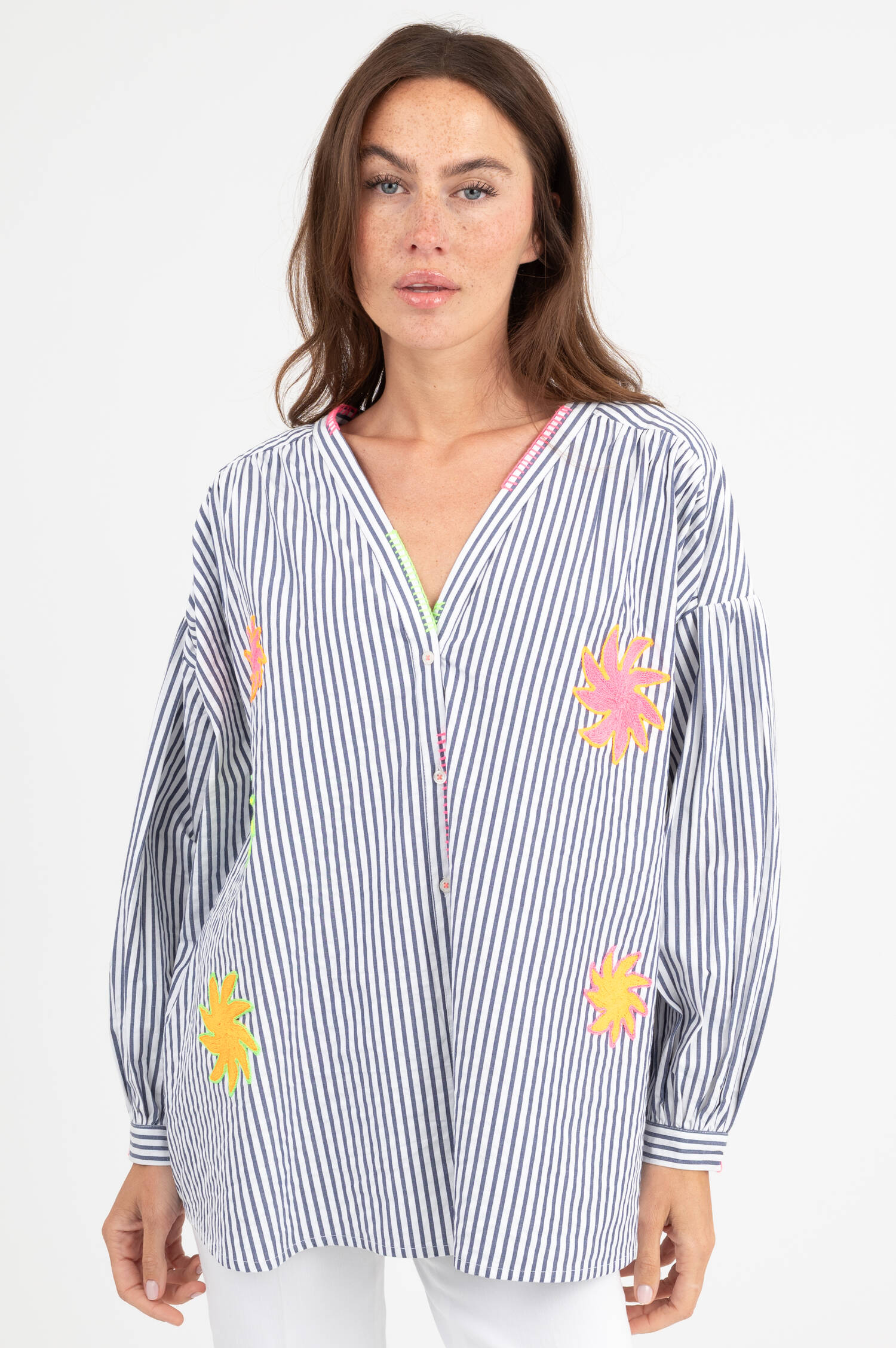 Bluse mit Stick-Applikation in Ecru/Blau