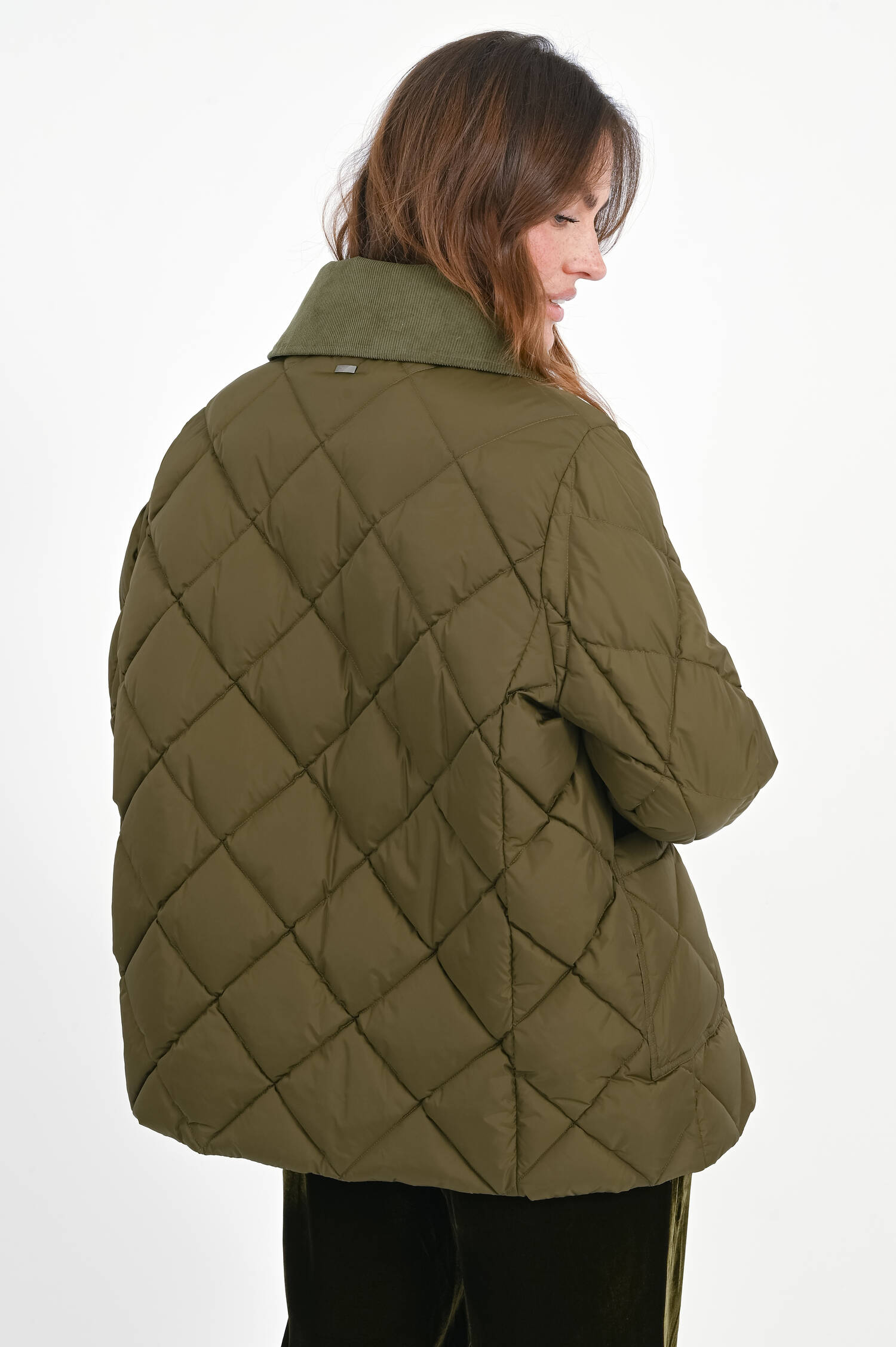 Daunenjacke mit Cord-Hemdkragen in Oliv Daunenjacke mit Cord-Hemdkragen in Oliv