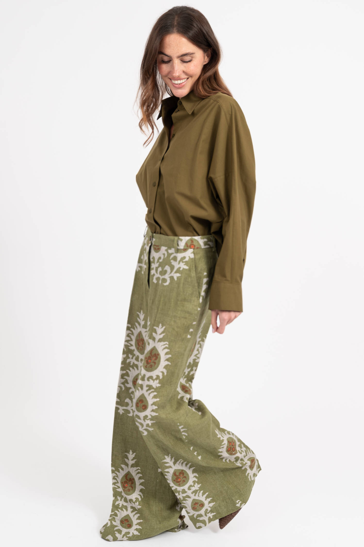 Leinenhose mit Print in Olivgrün