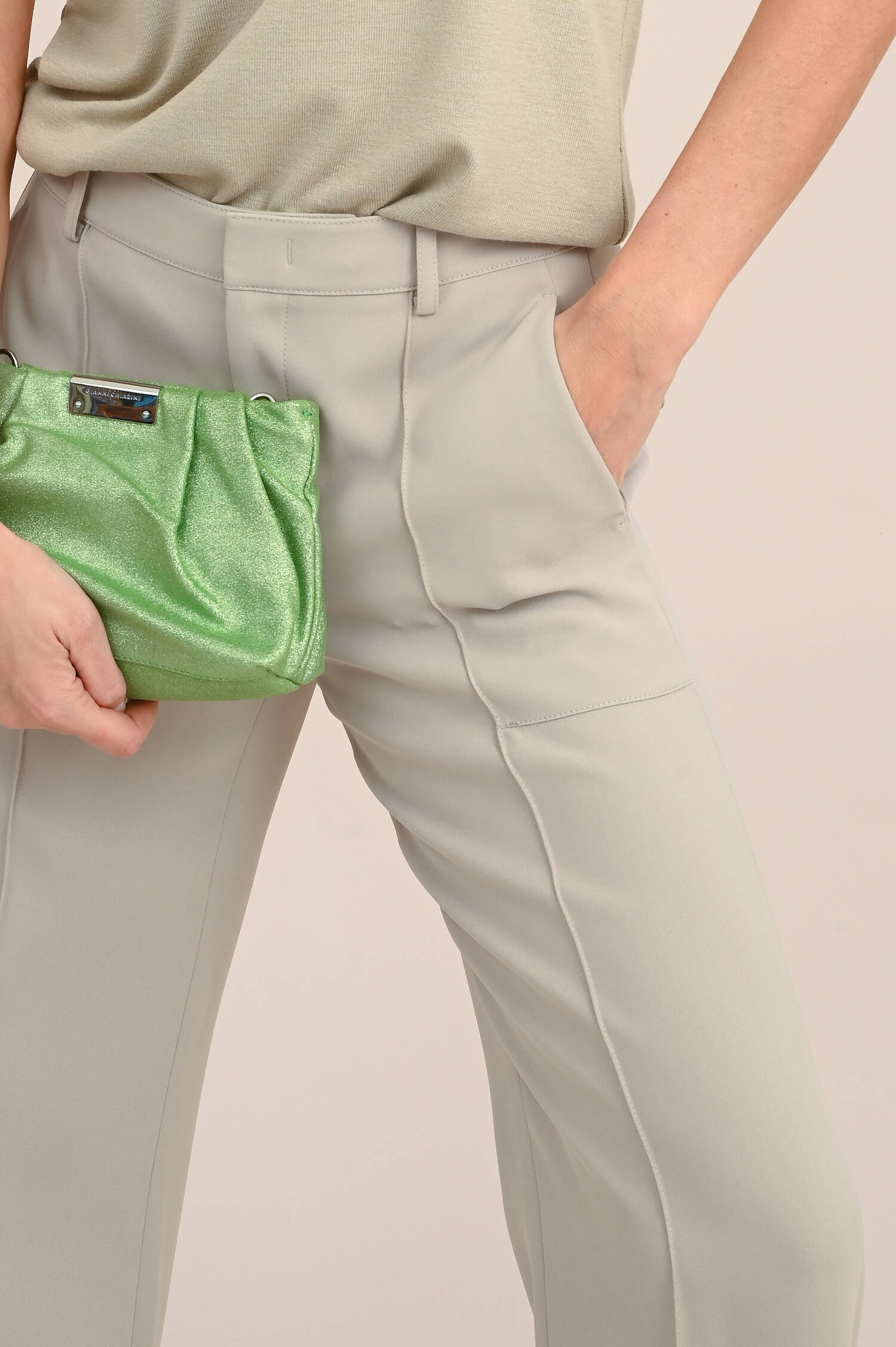 Weite Hose im Utility-Look in Taupe