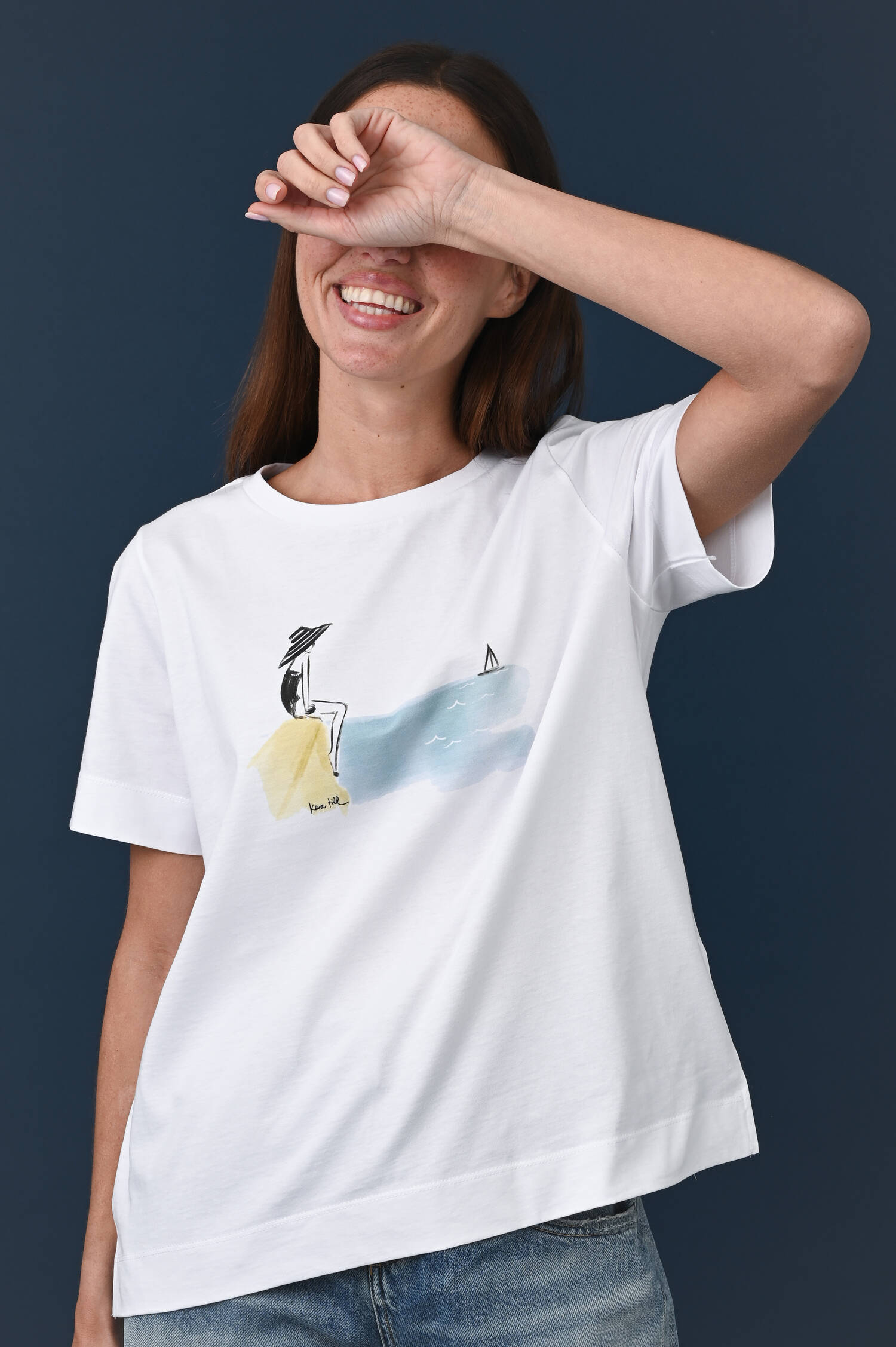 T-Shirt "Frau Am Meer" in Weiß/Blau