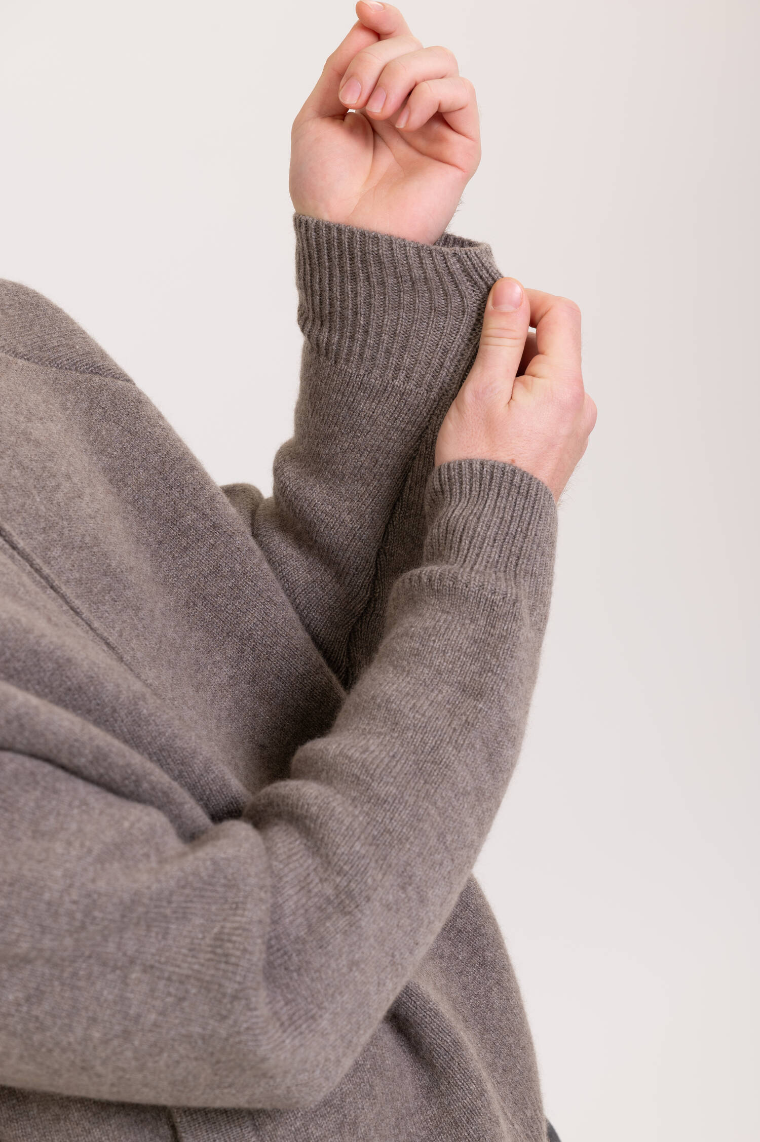 Strickjacke FIONN in Taupe Strickjacke FIONN in Taupe
