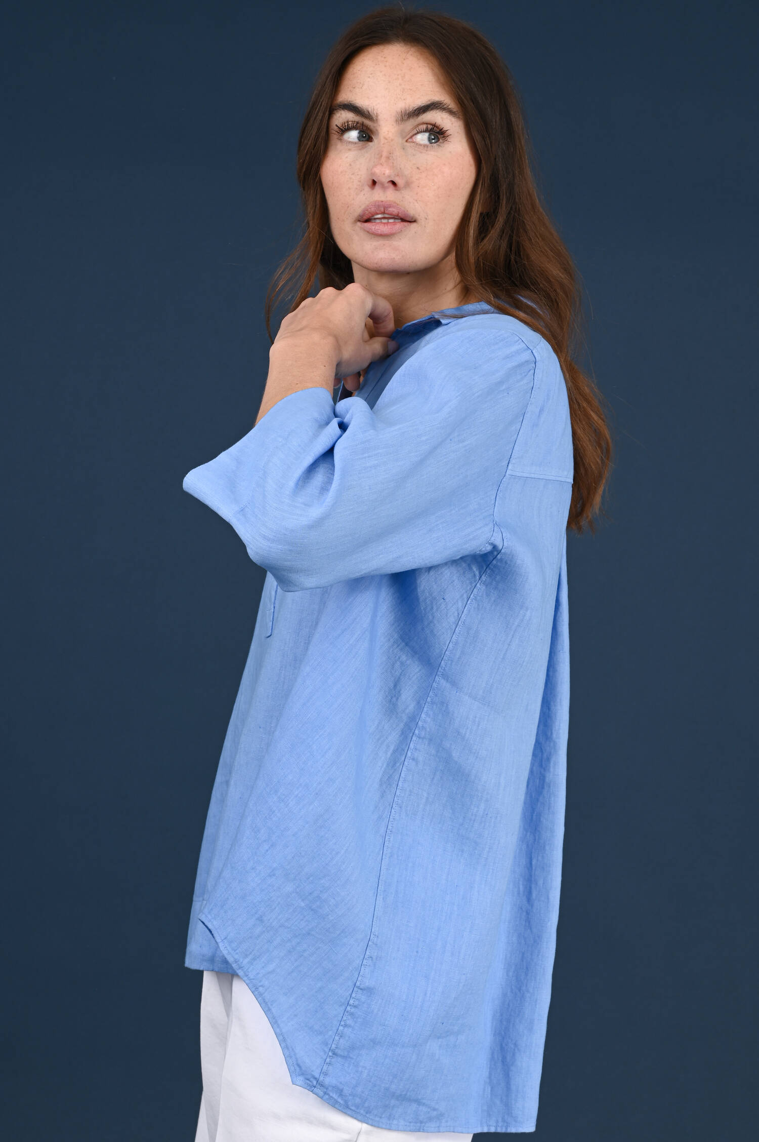 Leinenbluse mit V-Neck in Cornflower Blue