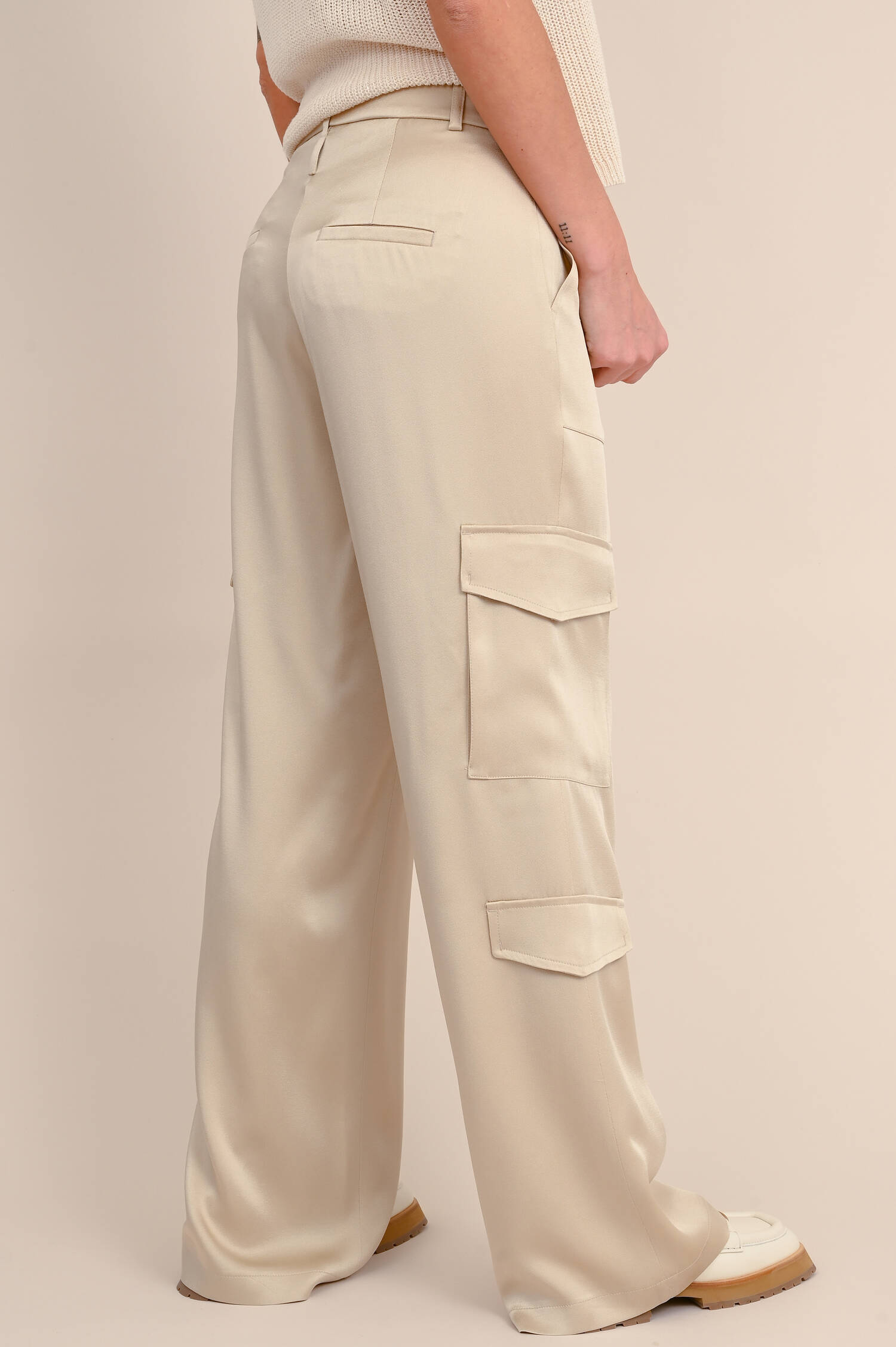 Cargohose mit aufgesetzten Taschen in Champagne