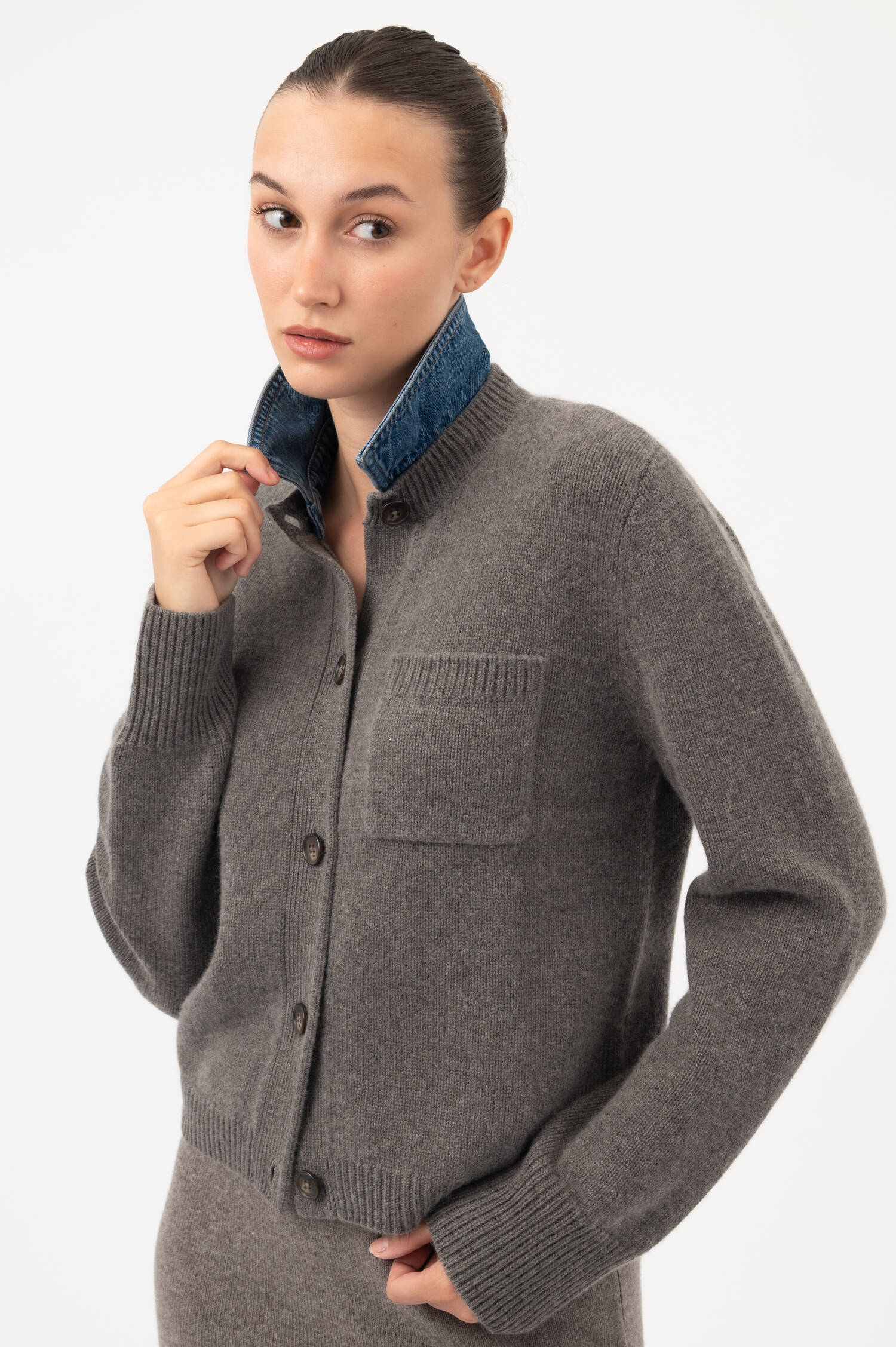 Strickjacke mit Denim-Einsatz in Taupe/Blau Strickjacke mit Denim-Einsatz in Taupe/Blau