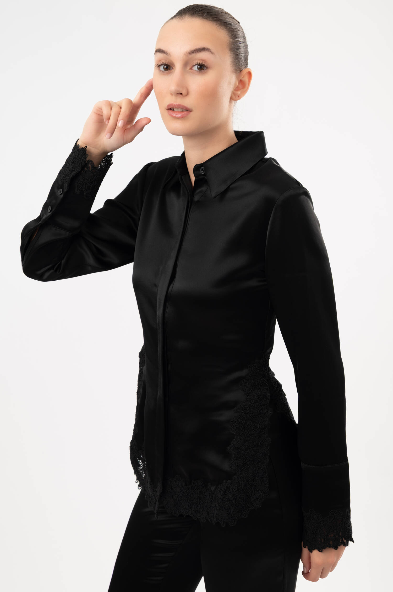 Satin-Bluse MALOU mit Spitzeneinsatz in Schwarz Satin-Bluse MALOU mit Spitzeneinsatz in Schwarz