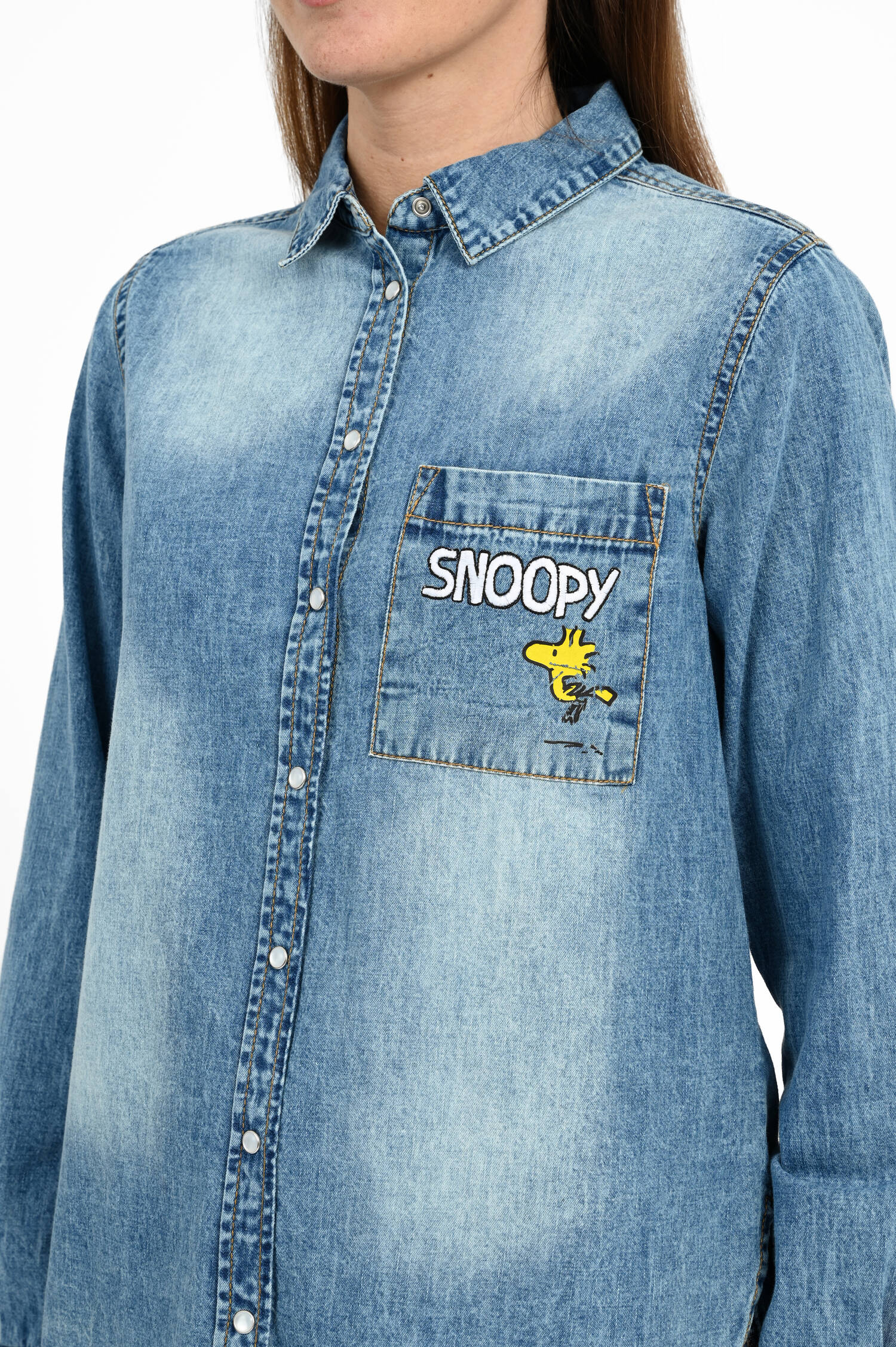 Denimbluse mit Snoopy Backprint in Washed Denim Denimbluse mit Snoopy Backprint in Washed Denim