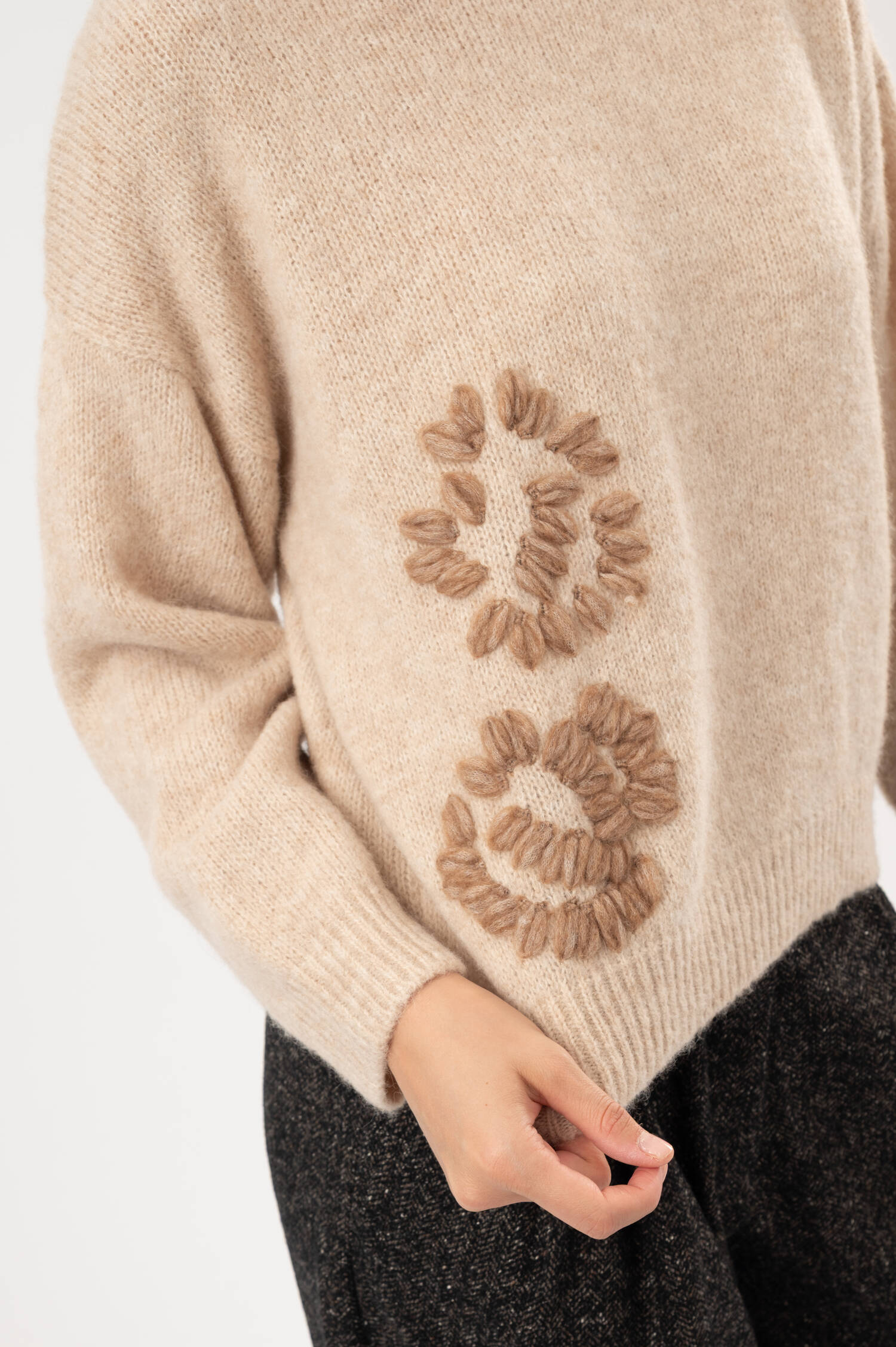 Alpaka-Mix-Pullover mit Blumenstickerei in Beige Alpaka-Mix-Pullover mit Blumenstickerei in Beige