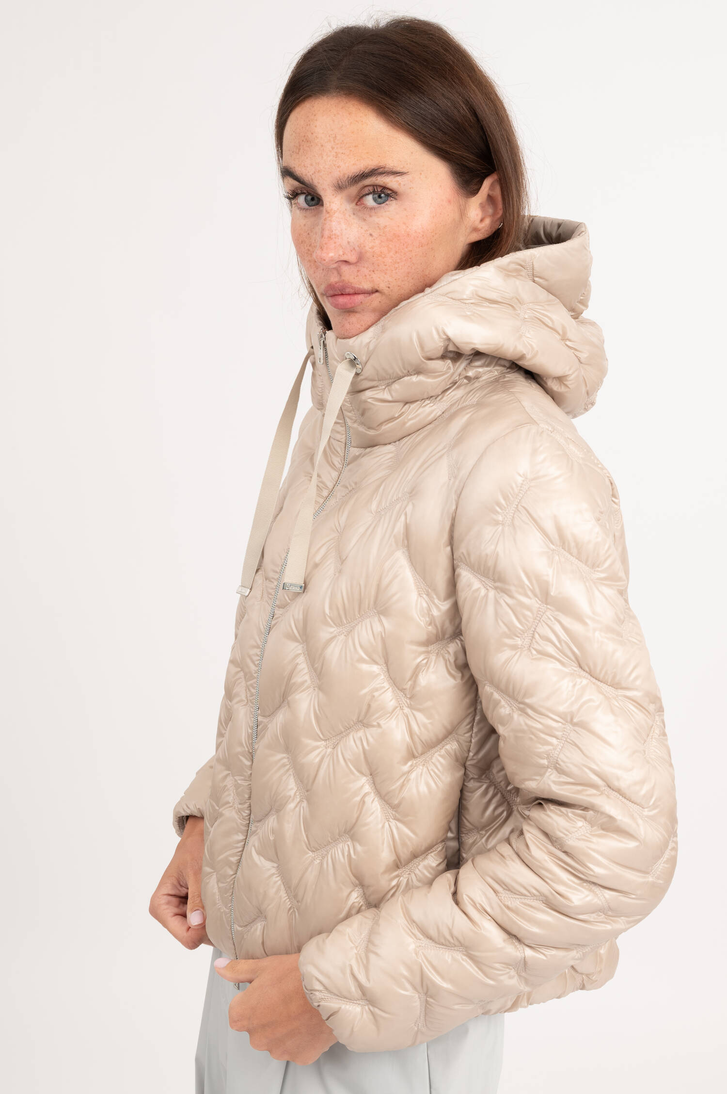 Daunenjacke mit Kapuze in Beige Daunenjacke mit Kapuze in Beige