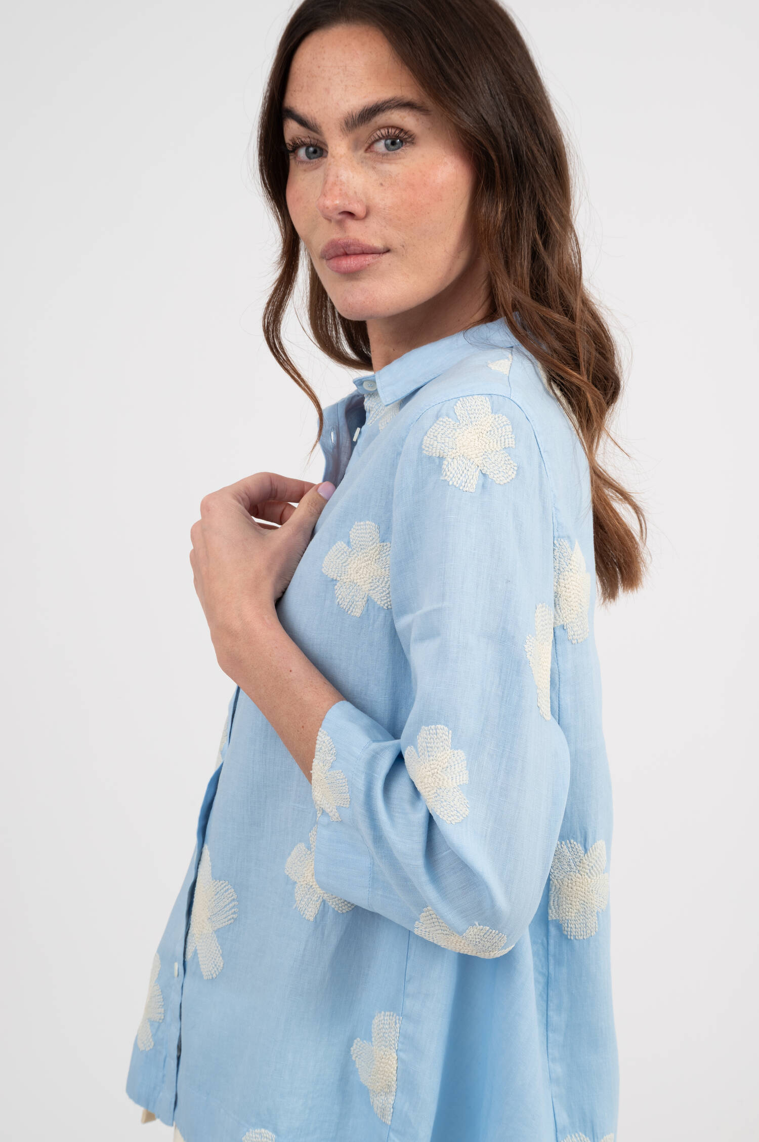 Bluse mit Blumen-Stick in Hellblau Bluse mit Blumen-Stick in Hellblau