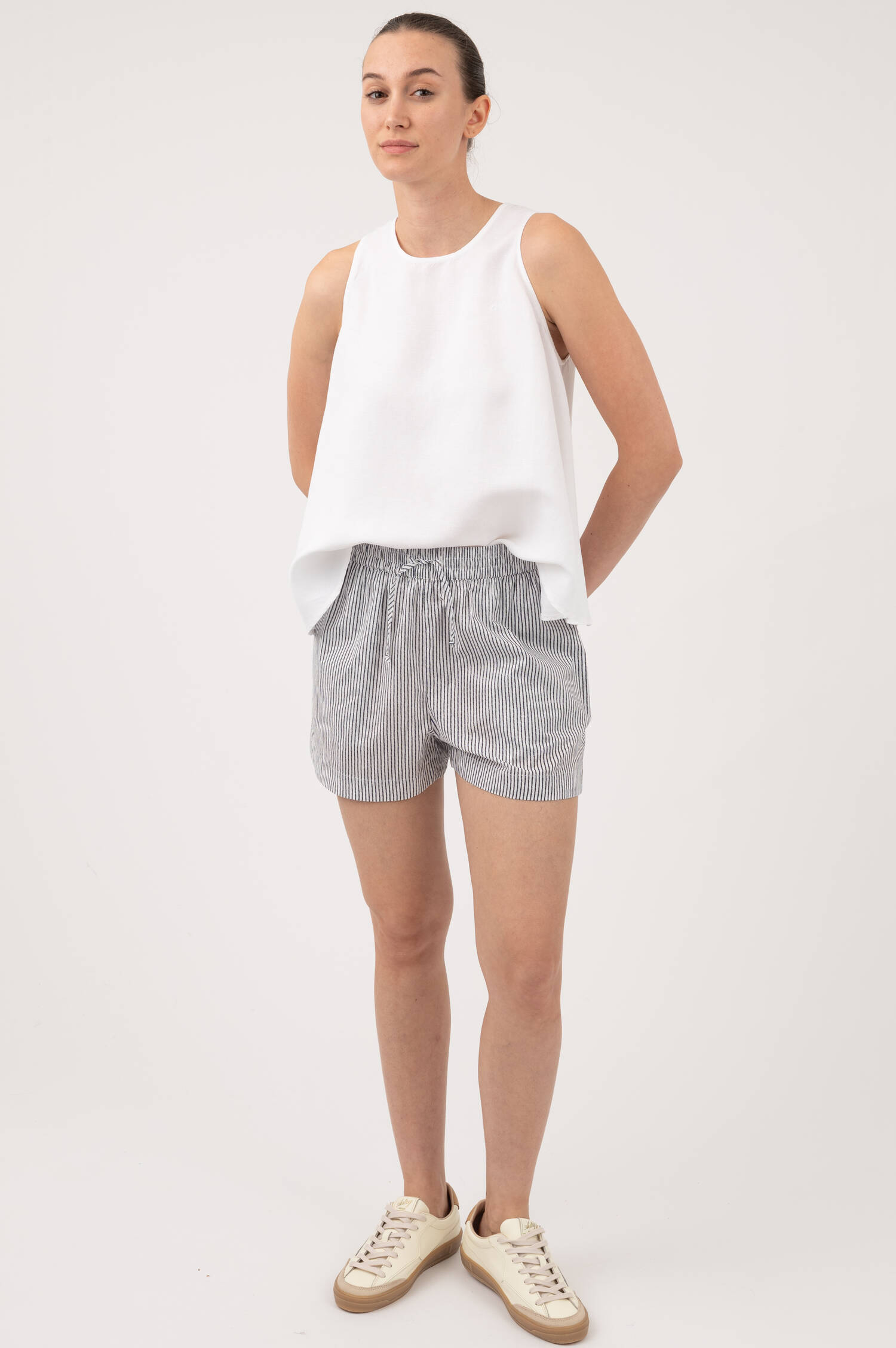 Short in Blau/Weiß gestreift