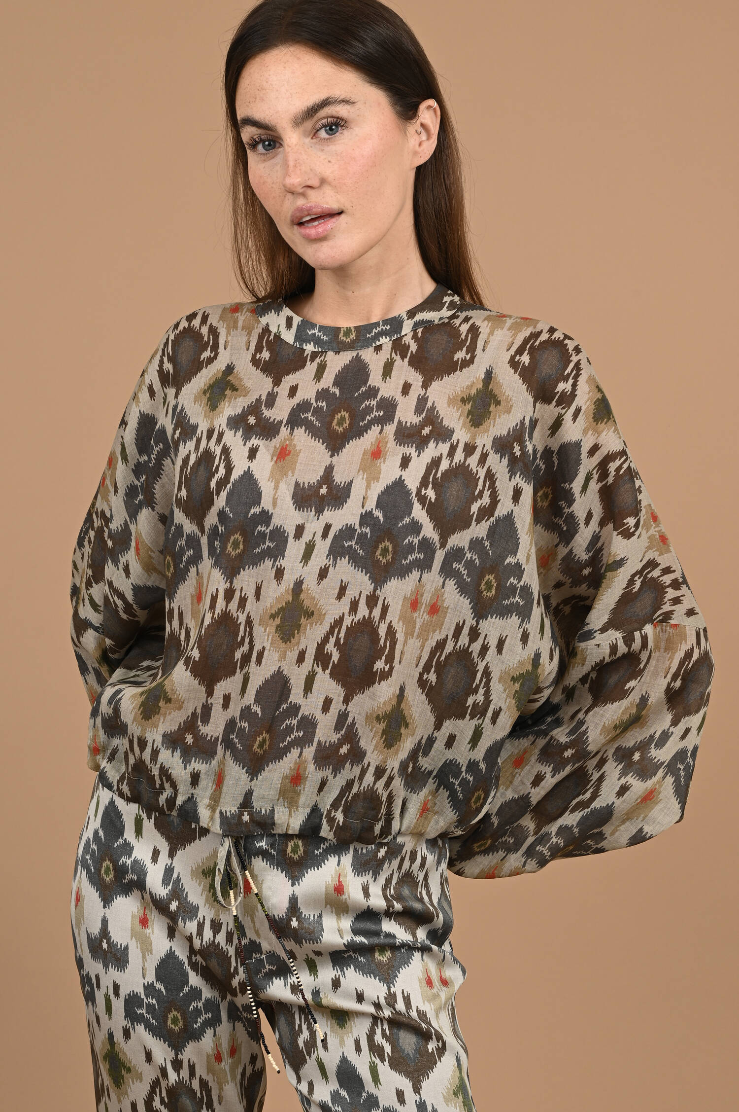 Bluse aus Ramiefaßermix mit Ikat Allover Print