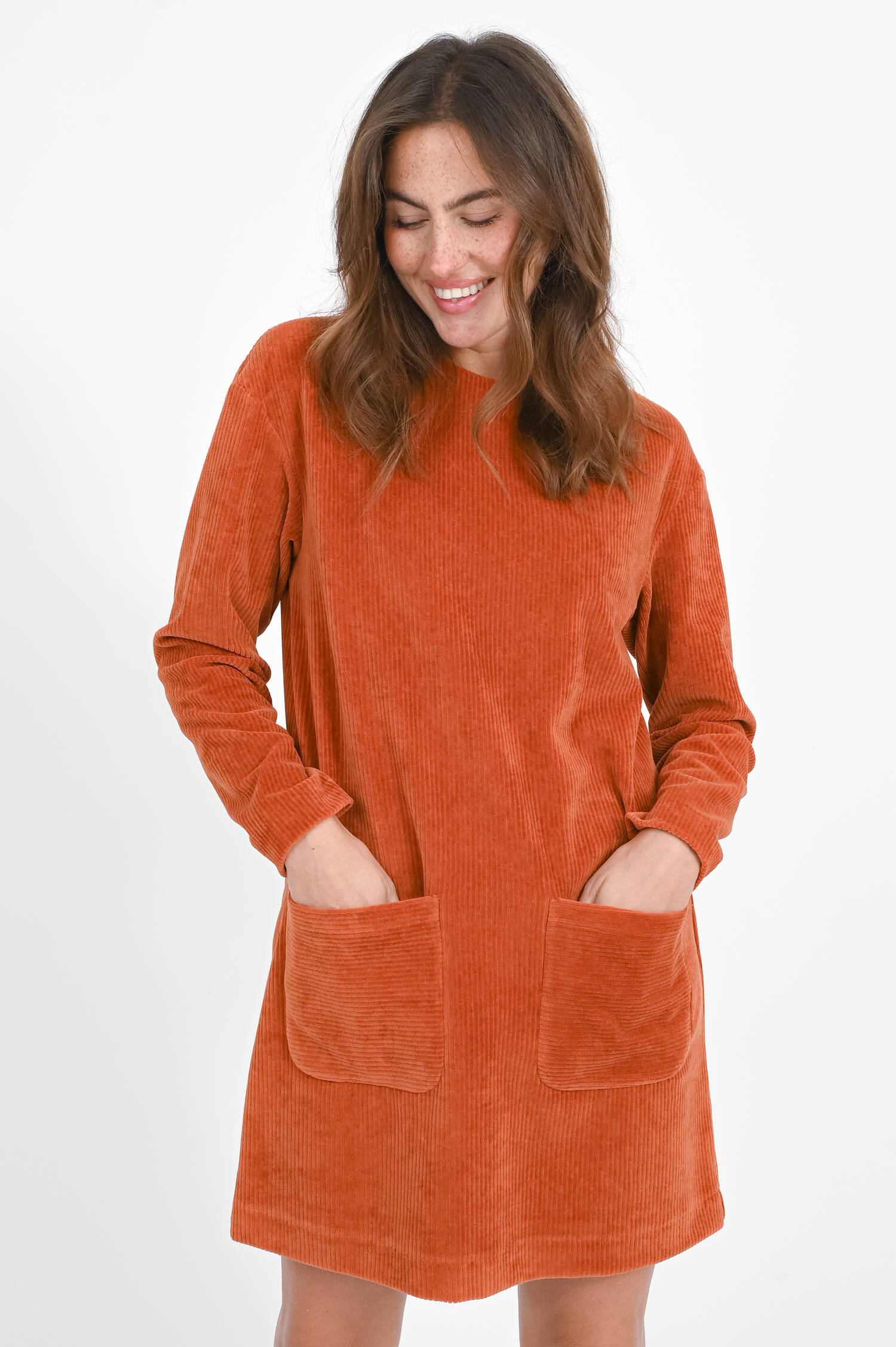 Cordkleid NEVIS mit aufgesetzten Taschen in Kupfer Cordkleid NEVIS mit aufgesetzten Taschen in Kupfer