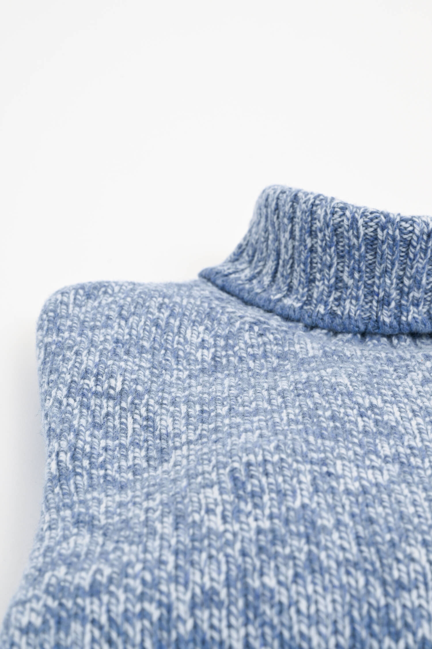 Melierter Rollkragenpullover in Jeansblau/Weiß