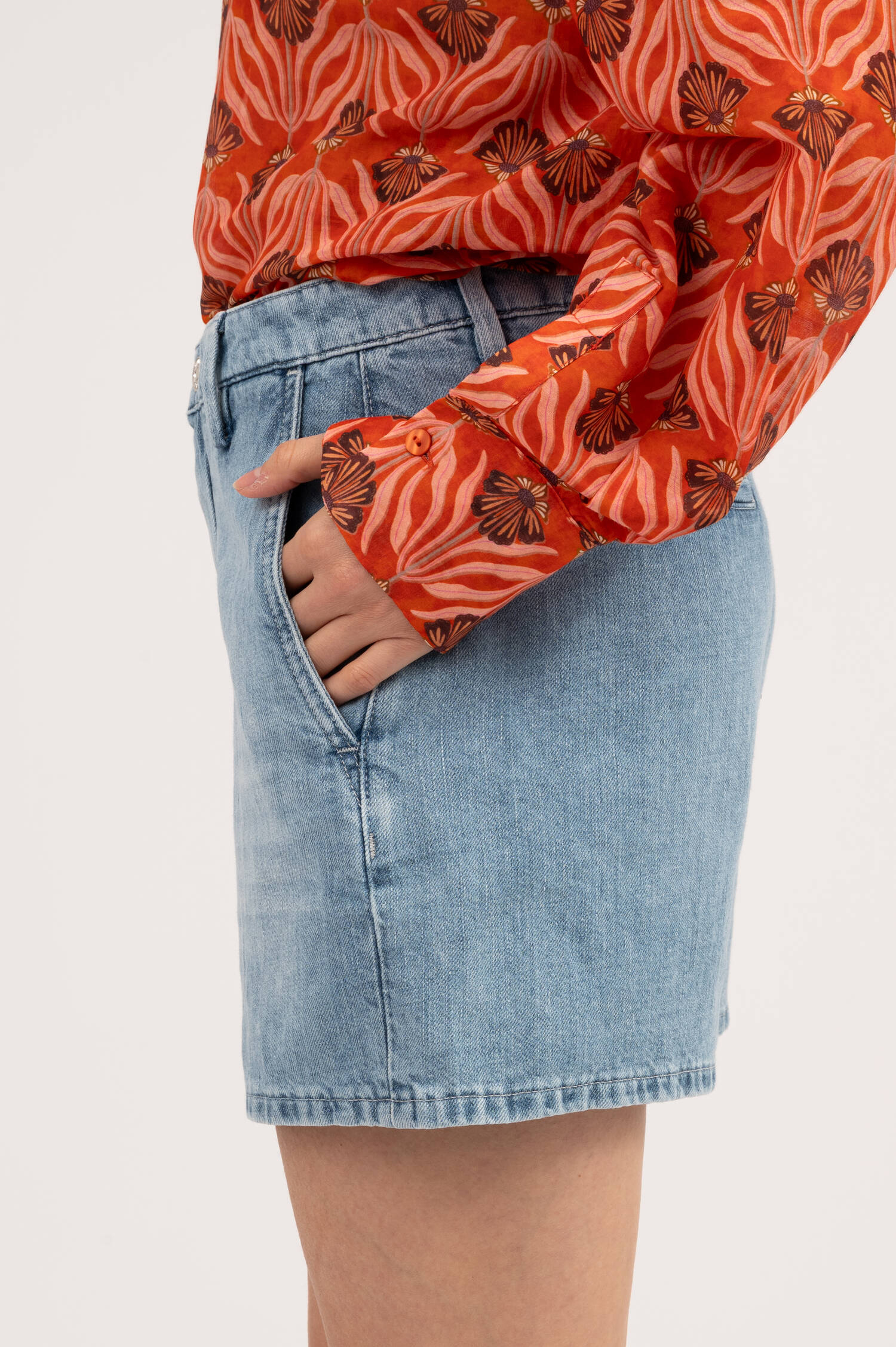 Denim Shorts IRIS in Hellblau Denim Shorts IRIS in Hellblau