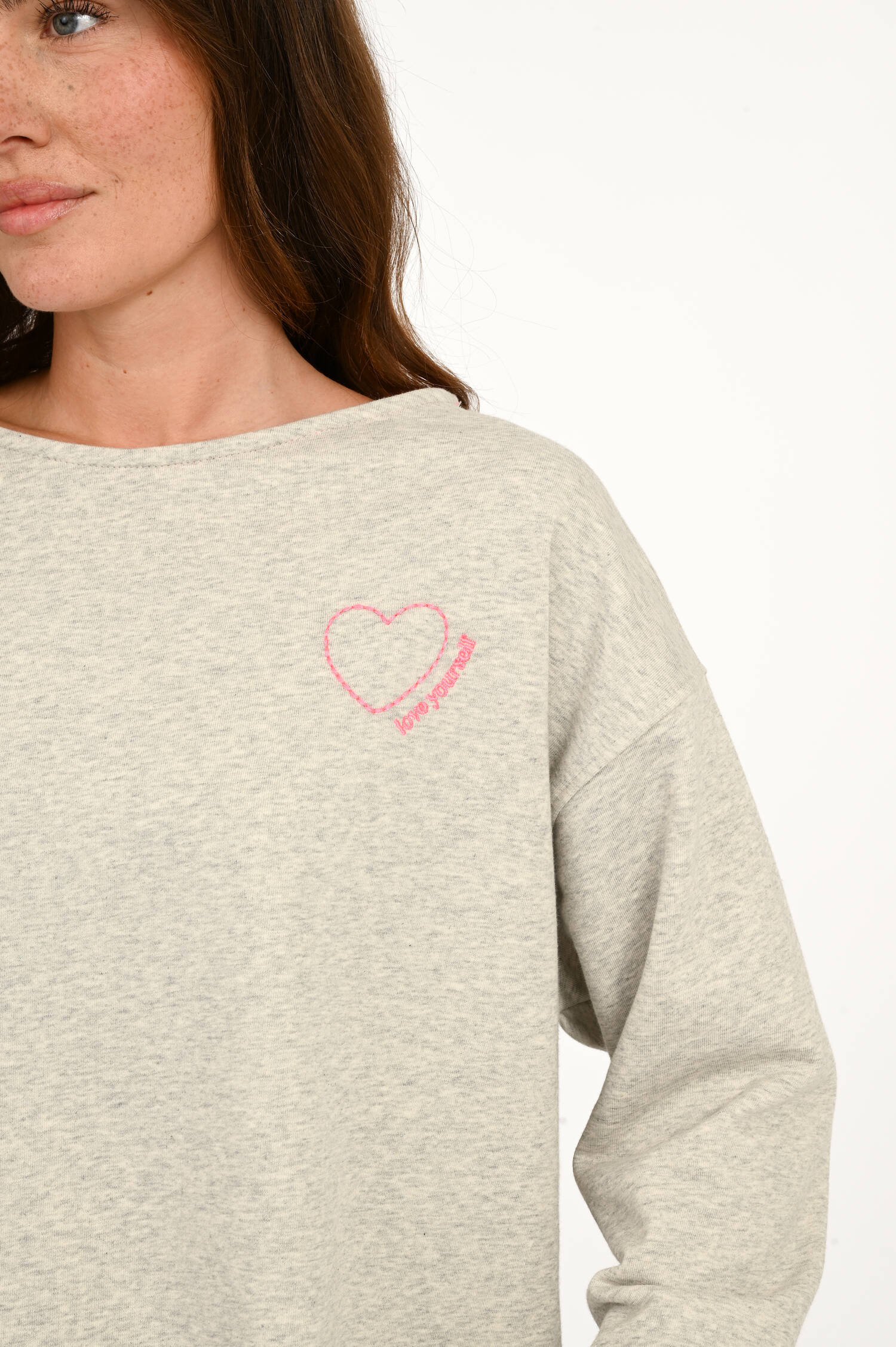 Sweater mit Herz-Stickerei in Grau meliert